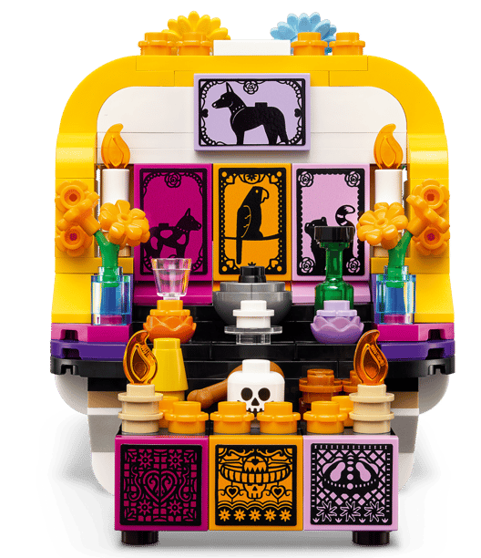 Lego-Altar mit Totenkopf, Kerzen, Blumen und verzierten Kacheln.