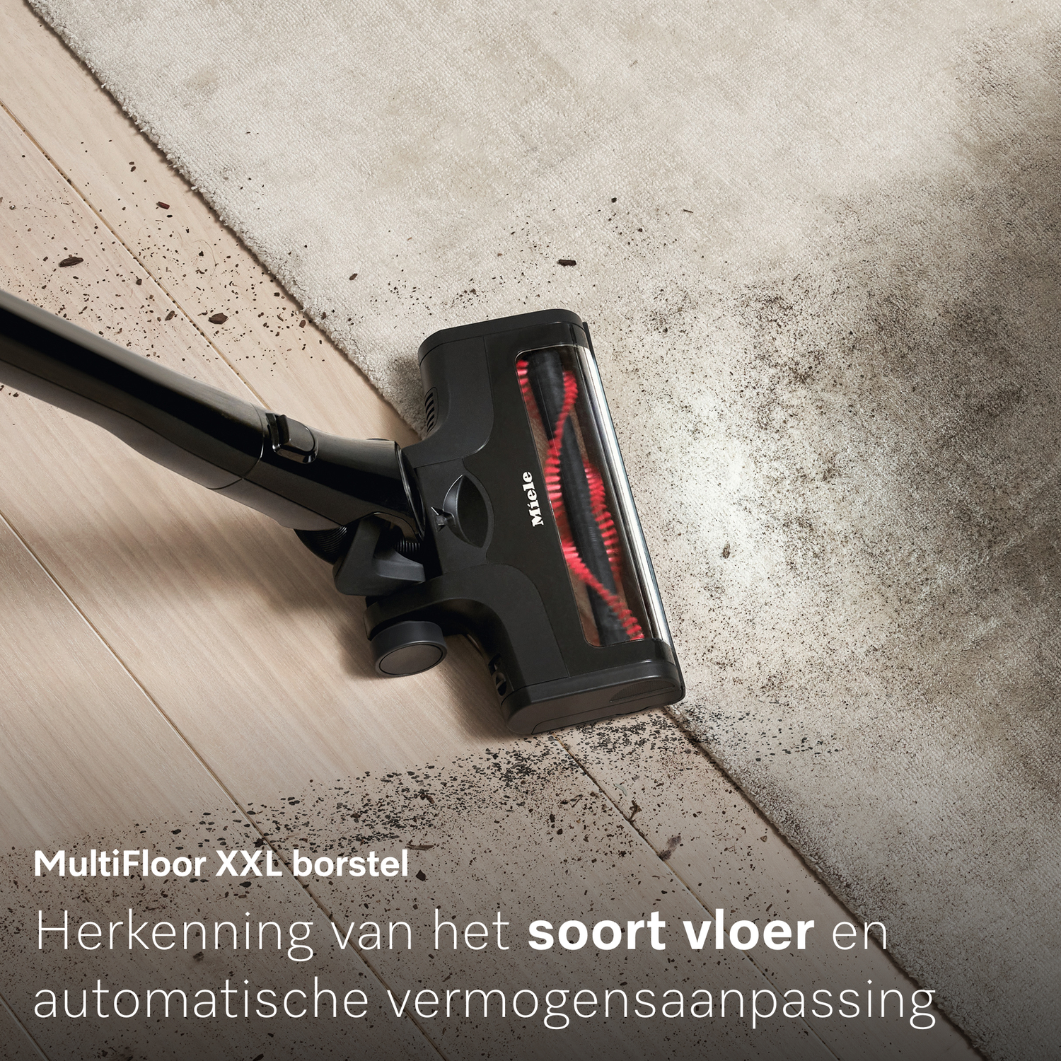 Zwarte stofzuigkop reinigt tapijt en houten vloer van vuil.