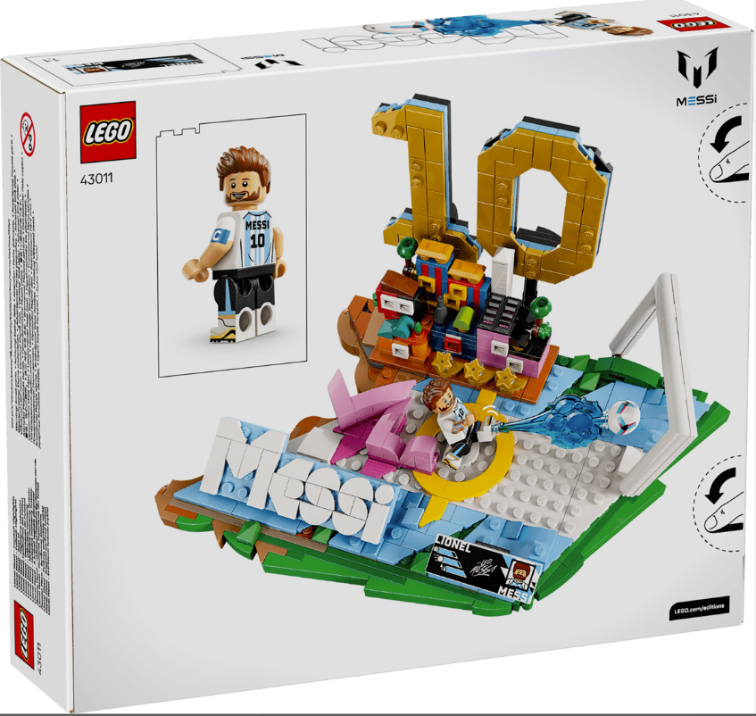 LEGO-Set mit Messi-Figur und einer "10" aus Bausteinen auf einem Spielfeld.