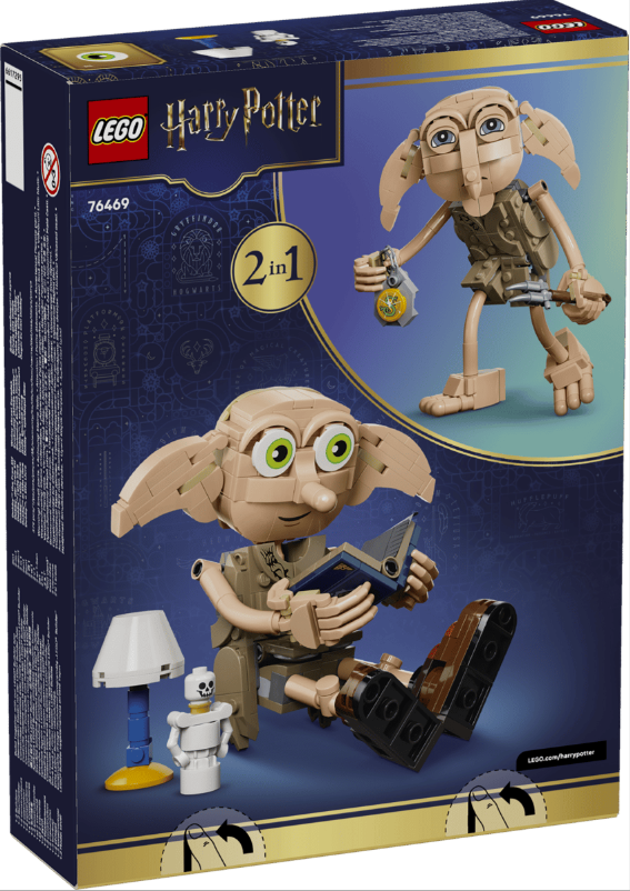 Lego Dobby liest ein Buch, neben einer Lampe und einem Skelett.