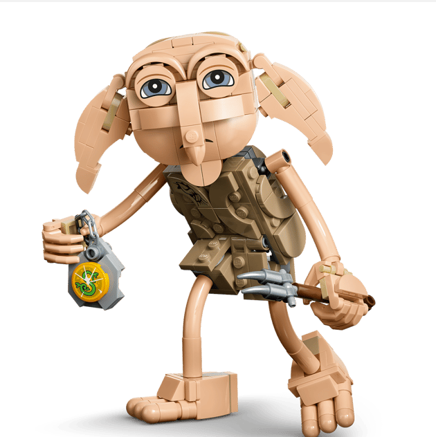 Lego Dobby hält eine Kette mit einem Medaillon und einen Stock. Er trägt ein braunes Hemd.