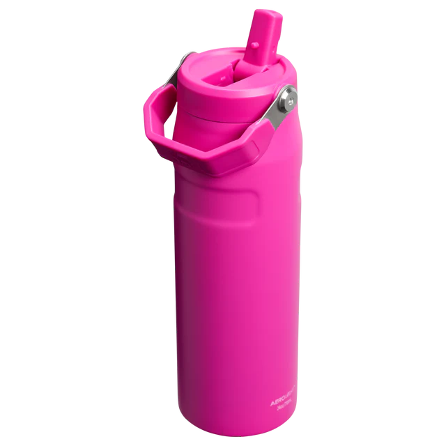 Siyah arka plan üzerinde pipetli ve kulplu pembe su şişesi.