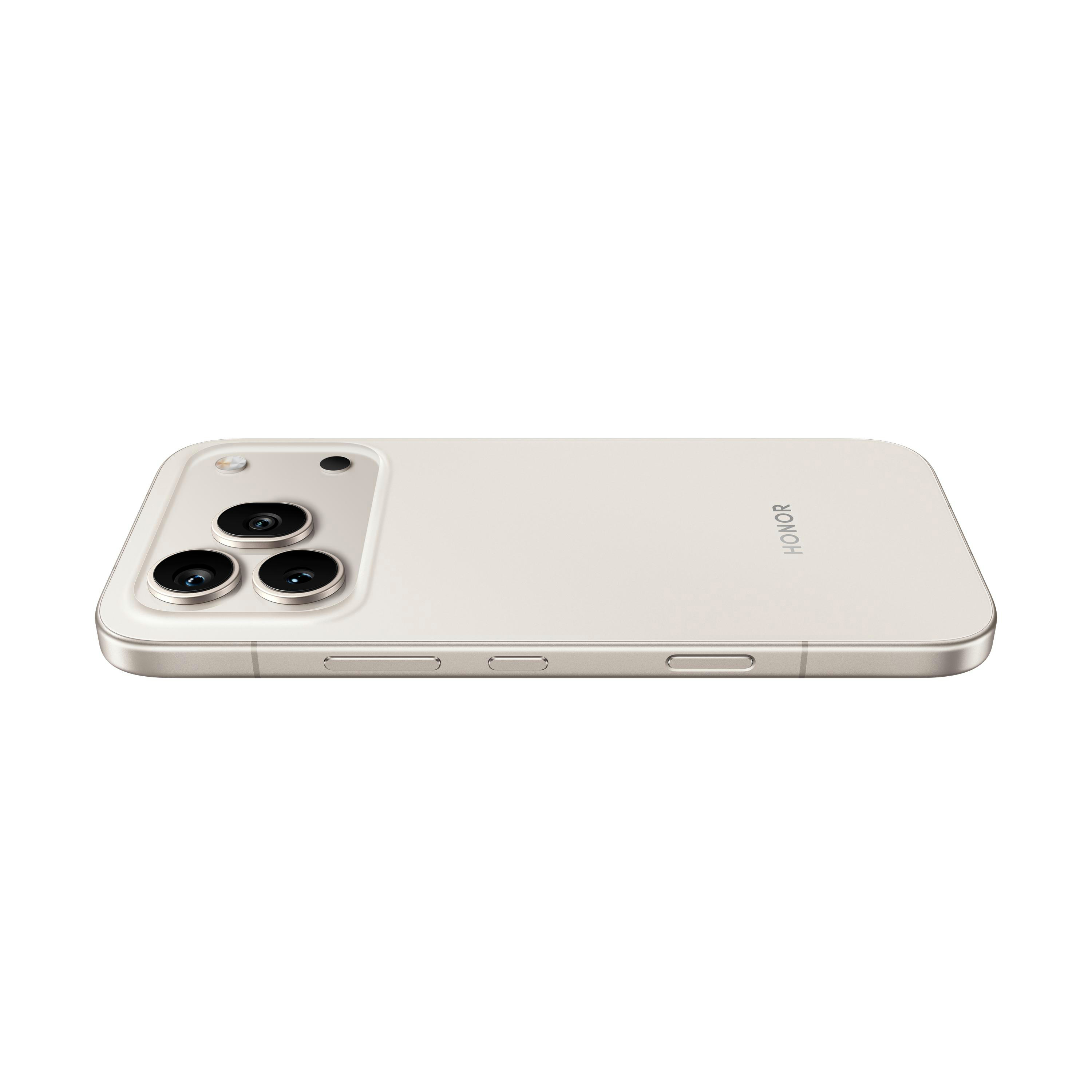 Ein hellbeiges Smartphone mit drei Kameras liegt auf weißem Grund.