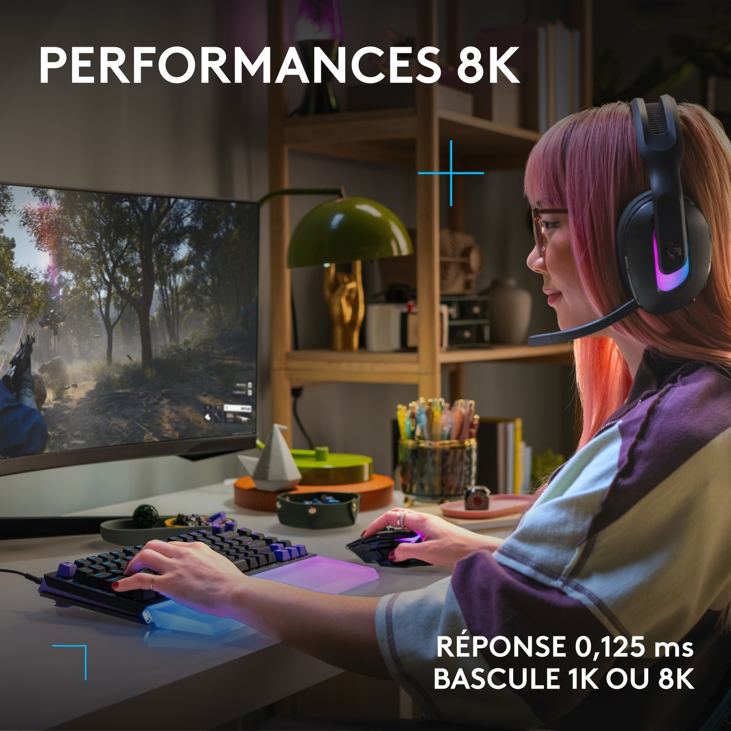 Personne aux cheveux roses joue à un jeu vidéo sur clavier et souris RGB.