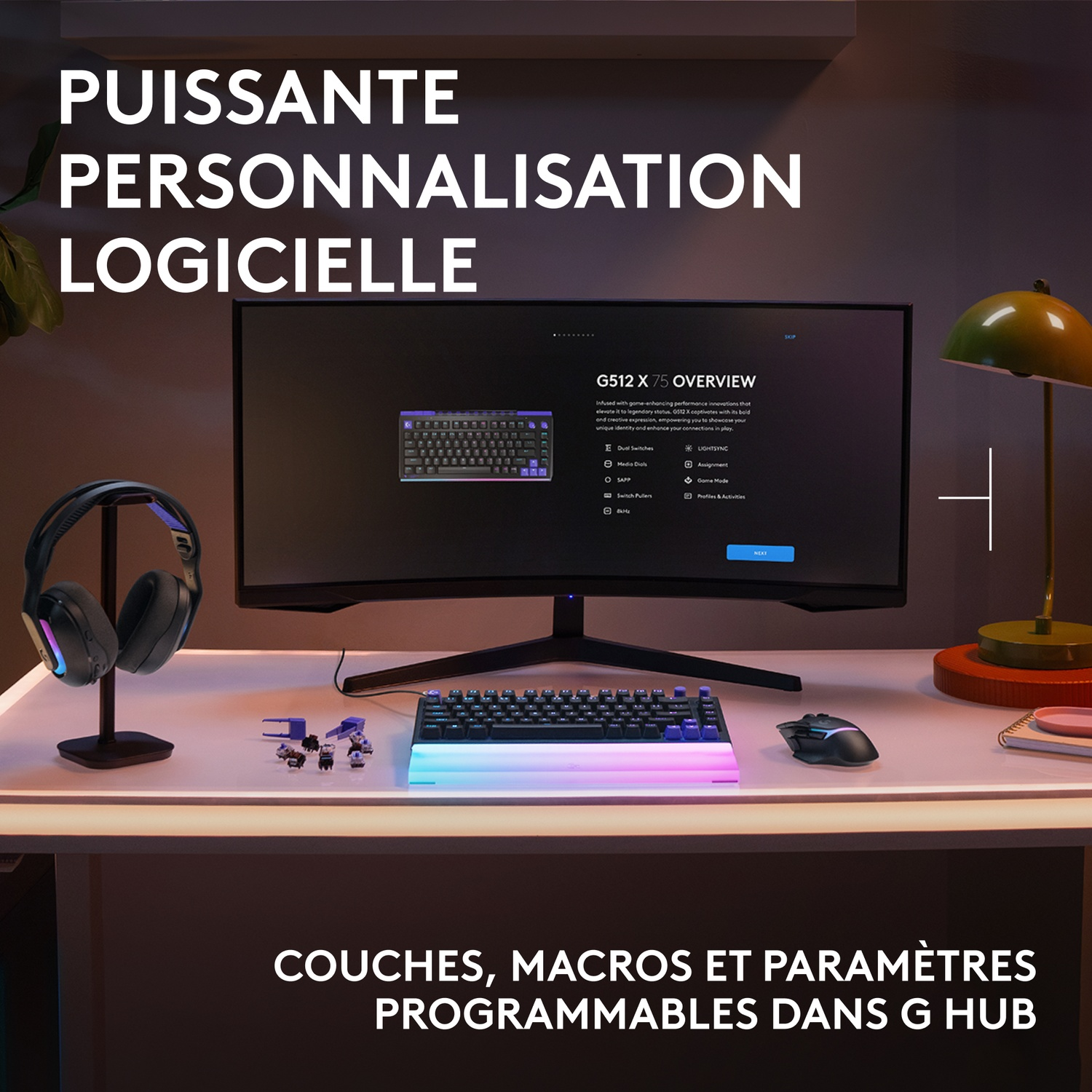 Un bureau avec clavier, souris, casque et écran.