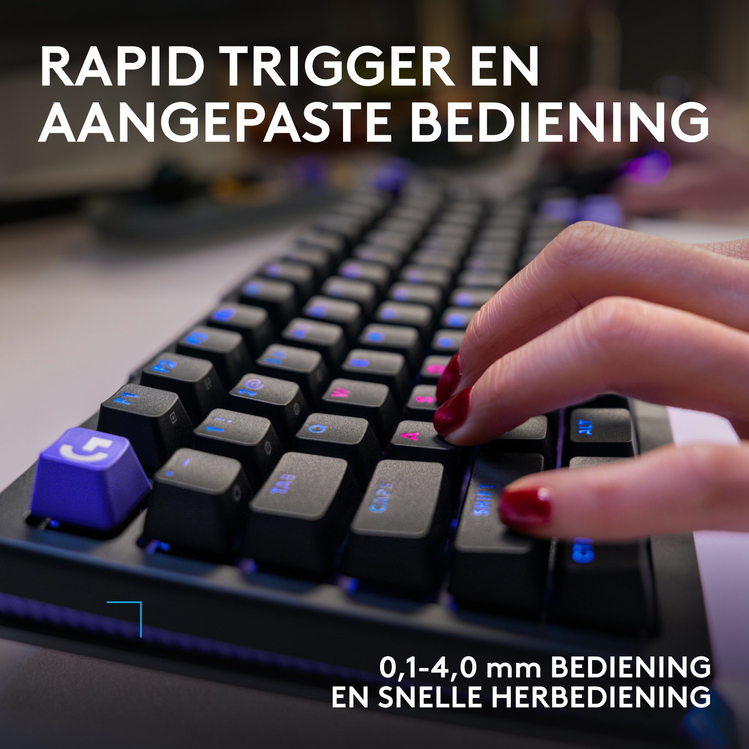 Een persoon typt op een toetsenbord met blauwe achtergrondverlichting. Vingers op de toetsen.