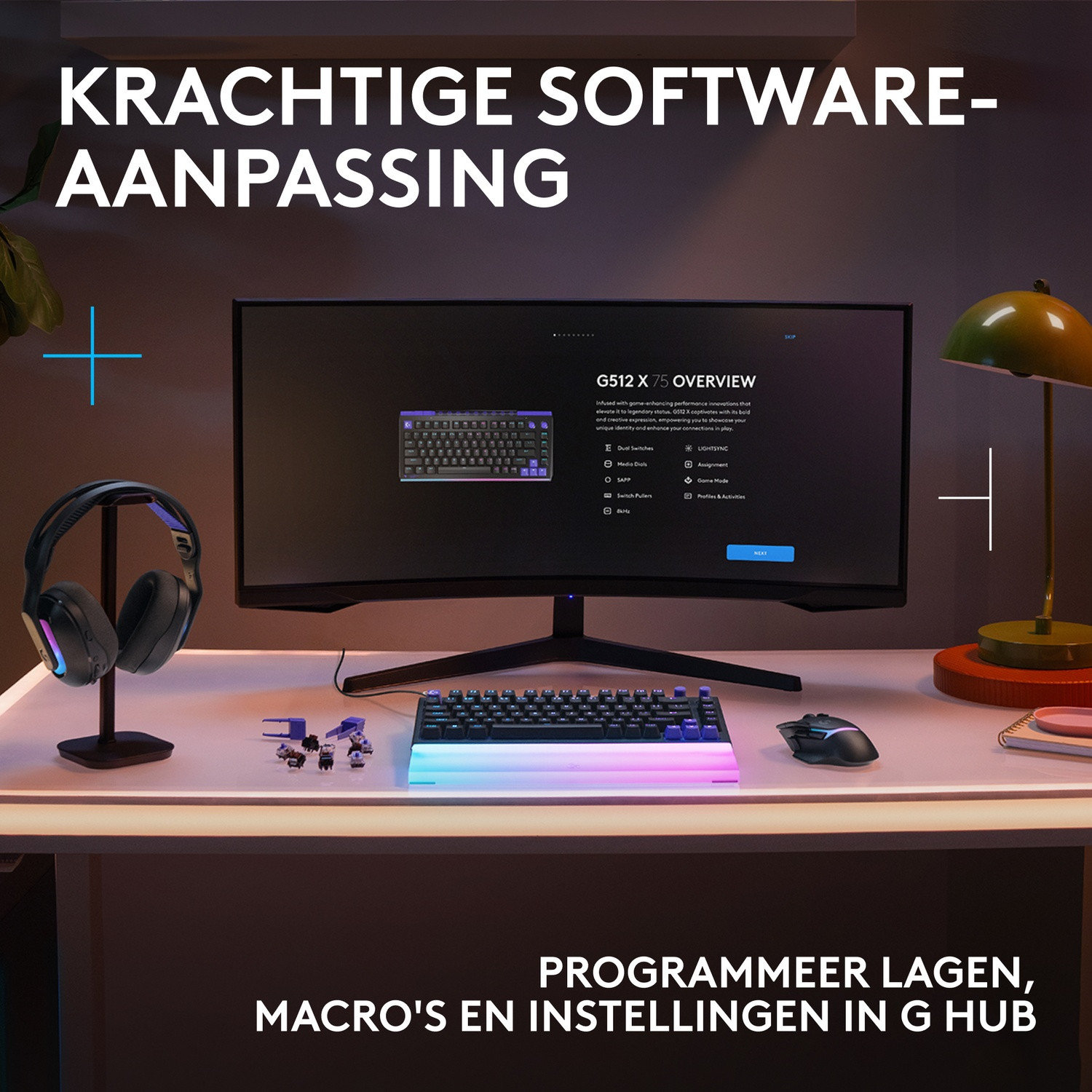 Een bureau met gaming-uitrusting: monitor, toetsenbord, muis en koptelefoon.