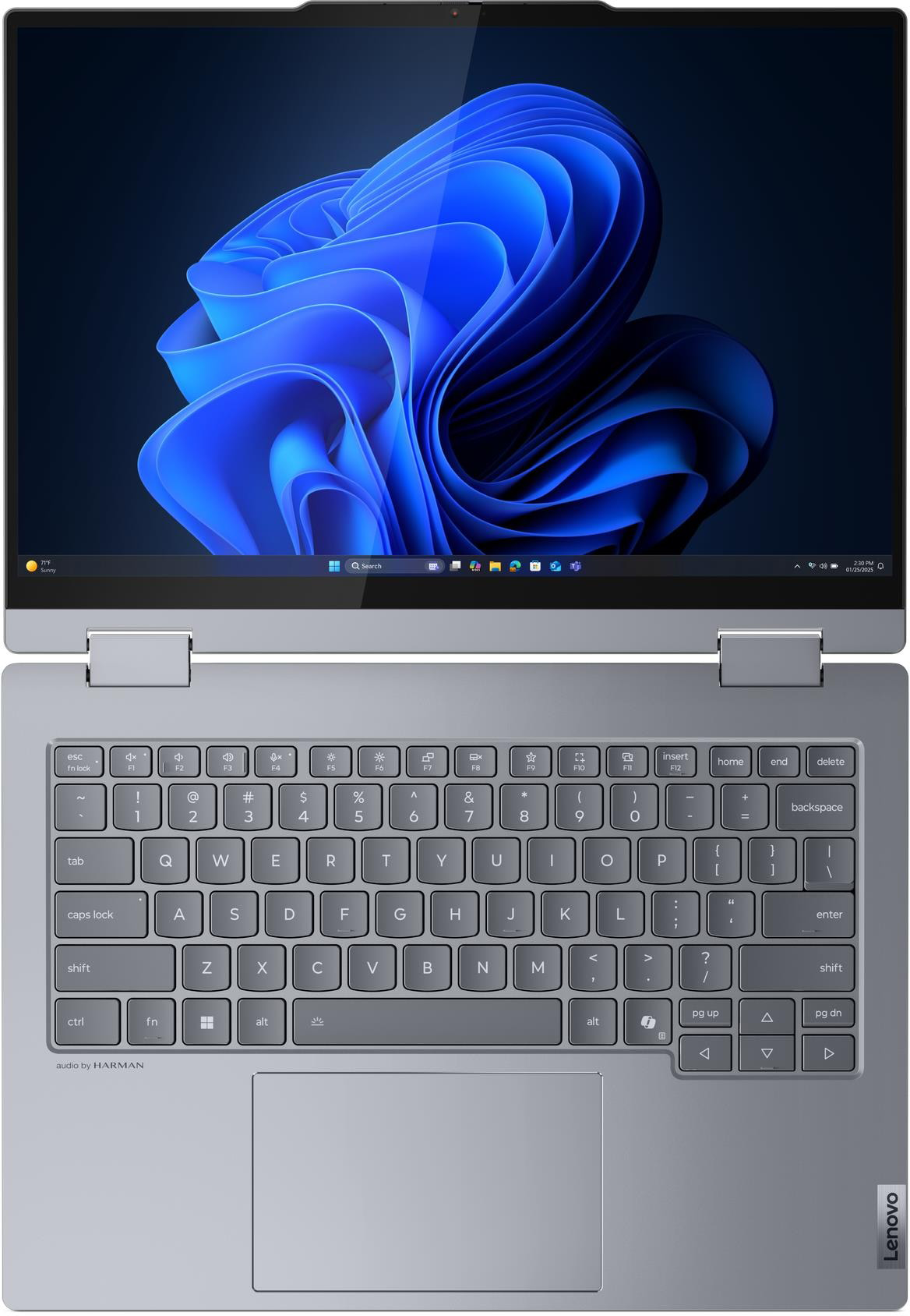 Egy ezüst Lenovo laptop nyitott állapotban van, kék absztrakt háttérképet mutatva a képernyőjén és egy teljes billentyűzetet.
