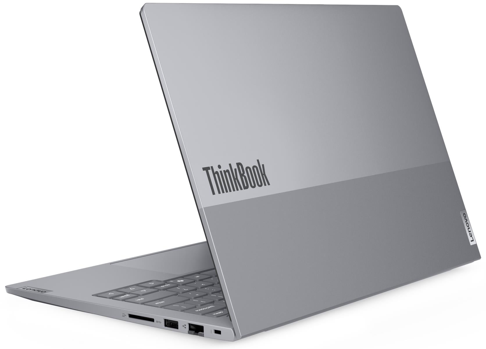 Ezüst laptop nyitott fedéllel. A ThinkBook logó a fedélen található.