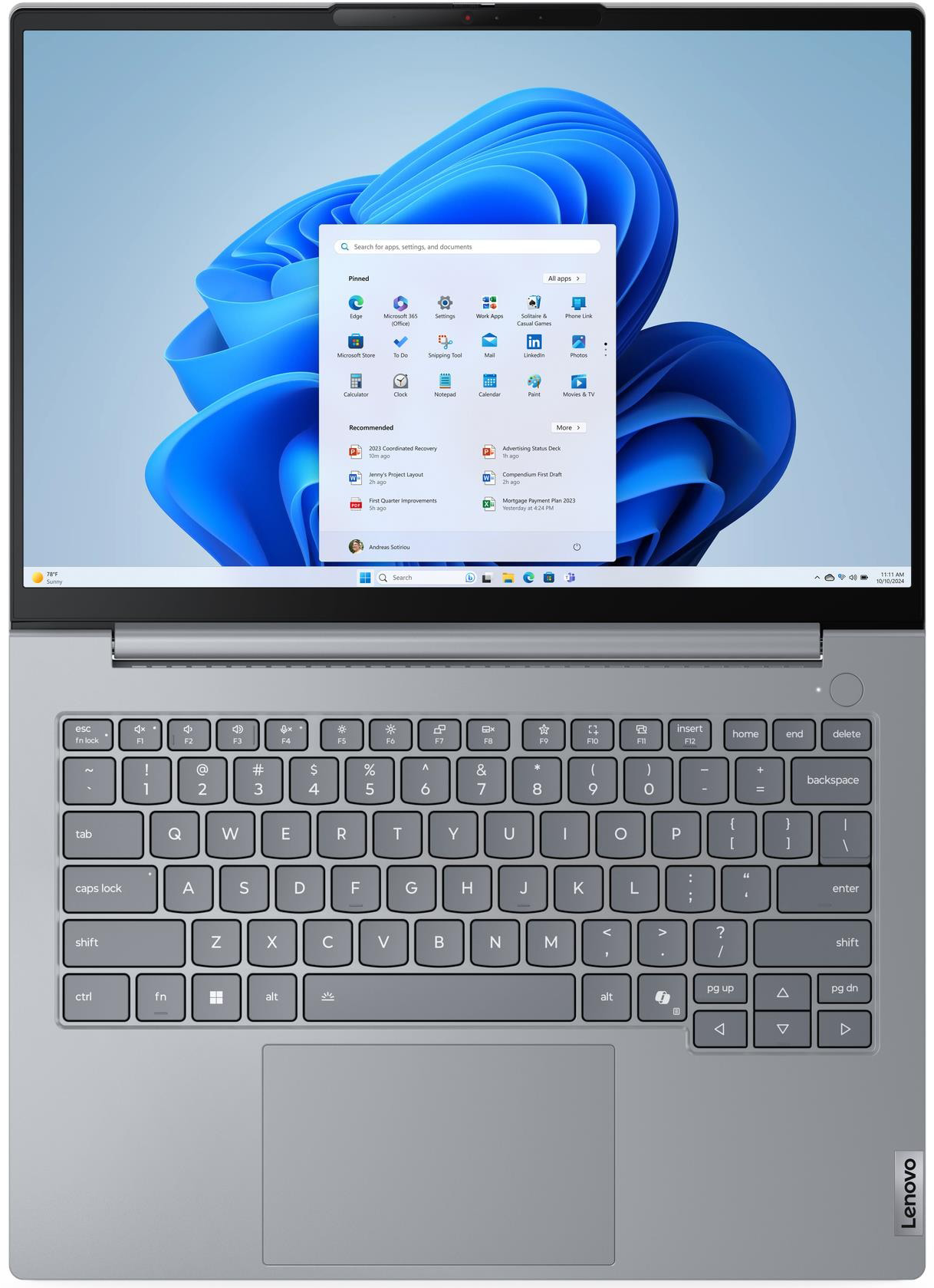 Egy laptopon nyitott Windows 11 Start menü, látható billentyűzettel.