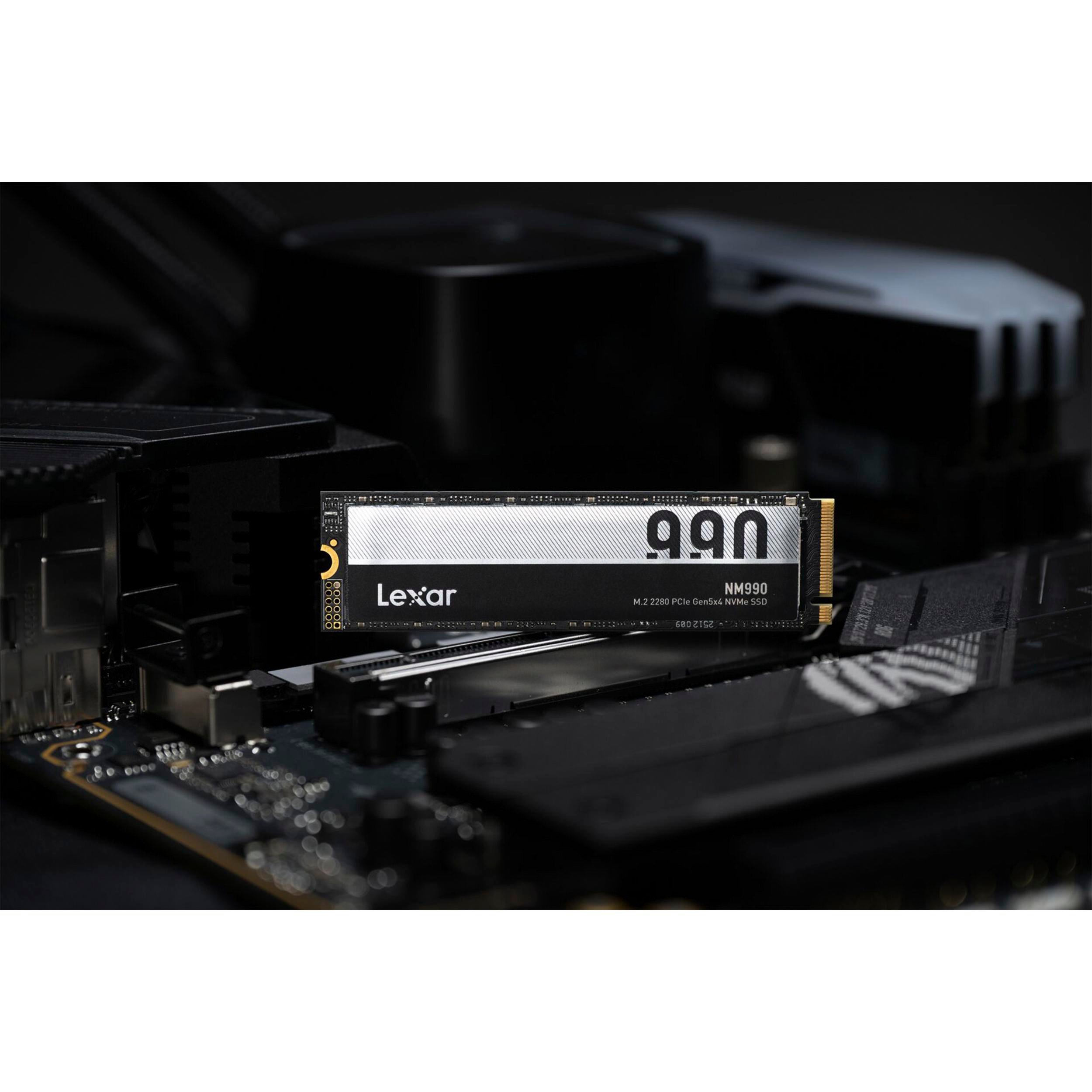 Ein Lexar NM990 M.2 2280 NVMe SSD auf einem Motherboard mit schwarzem Kühlkörper.