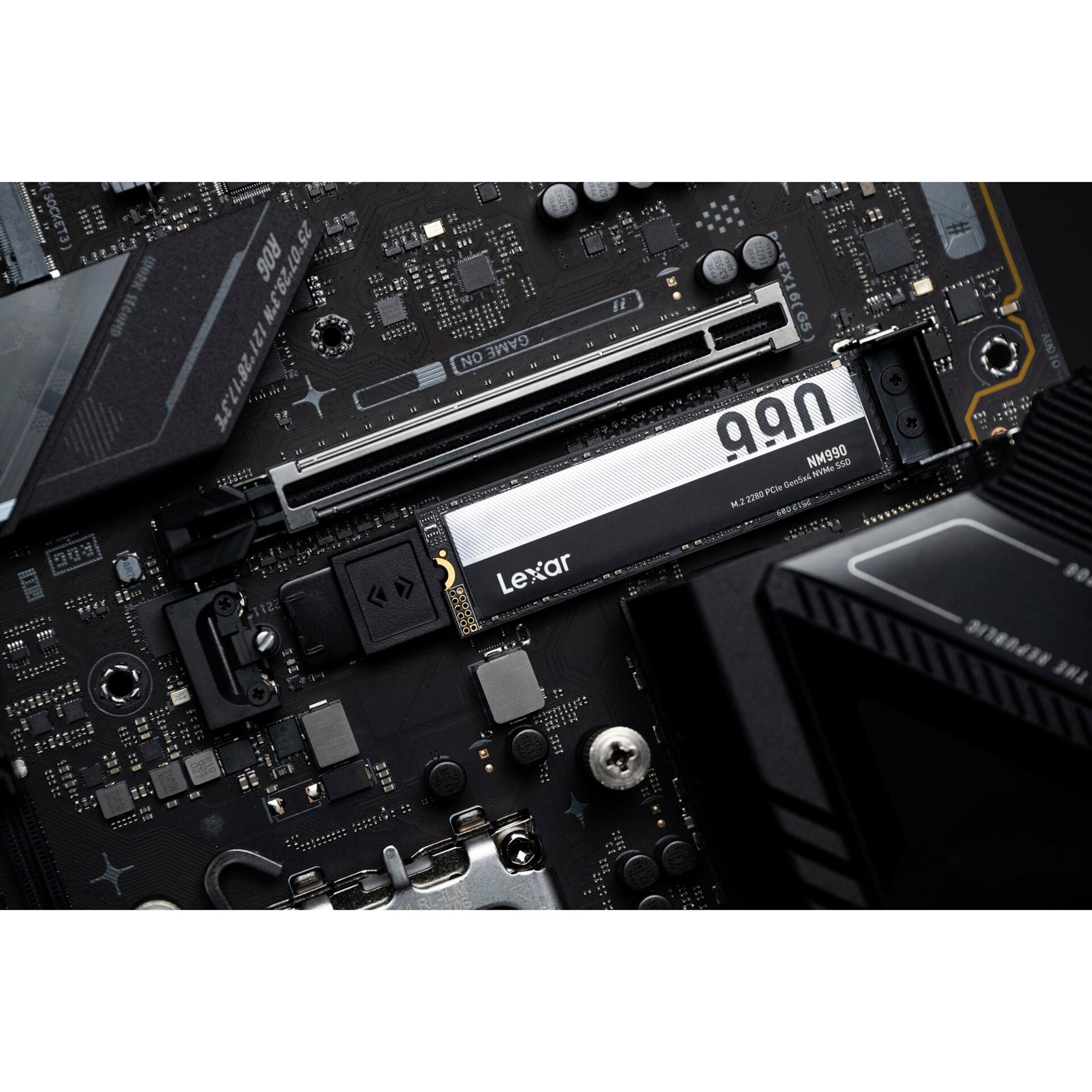 Ein M.2 SSD auf einem schwarzen Motherboard mit sichtbaren Komponenten.
