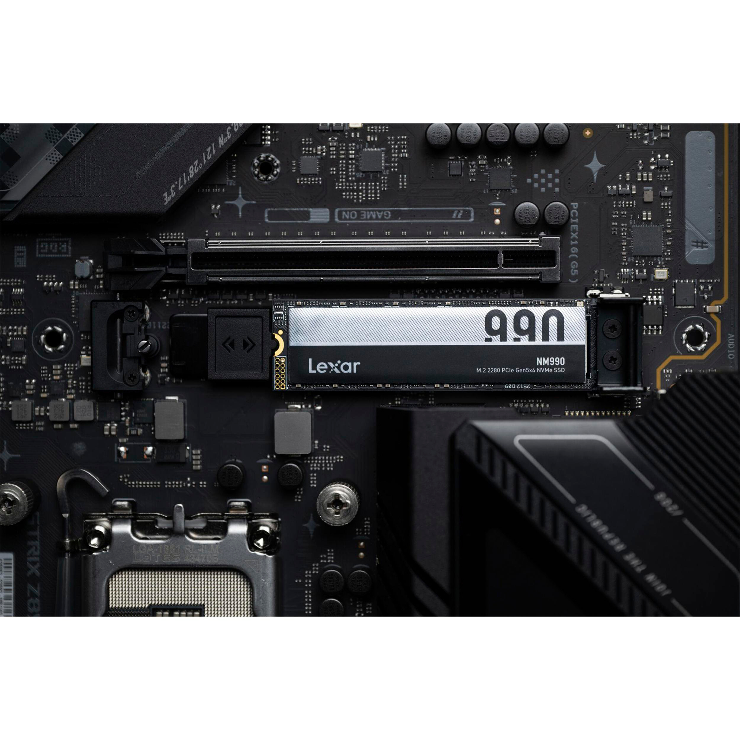 Eine M.2 NVMe SSD ist auf einem Motherboard installiert. Komponenten und Leiterbahnen sind sichtbar.