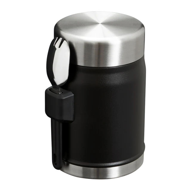 Yanına takılı kaşık-çatalı olan siyah yalıtımlı yiyecek termosu.