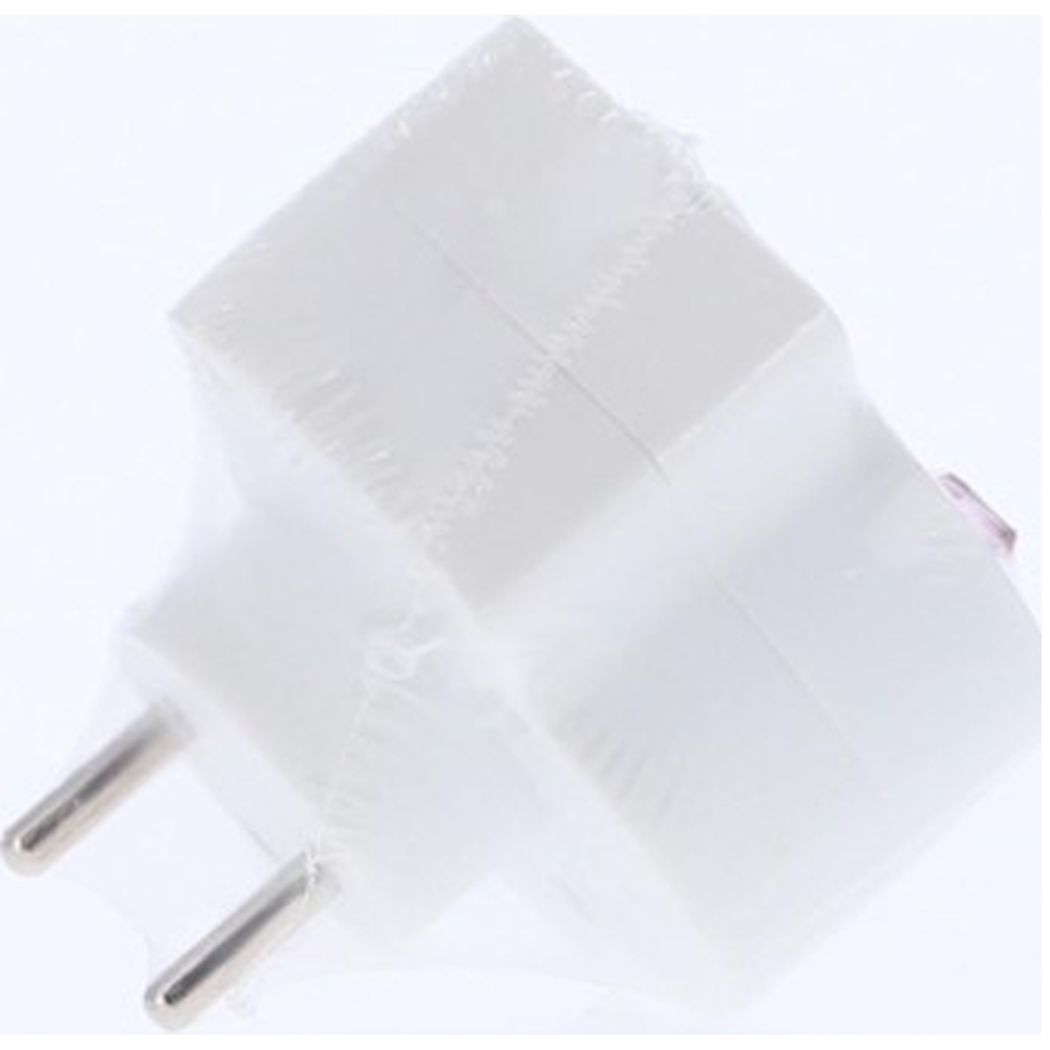 Een witte dubbele stekkeradapter met twee metalen pinnen, verpakt in plastic.