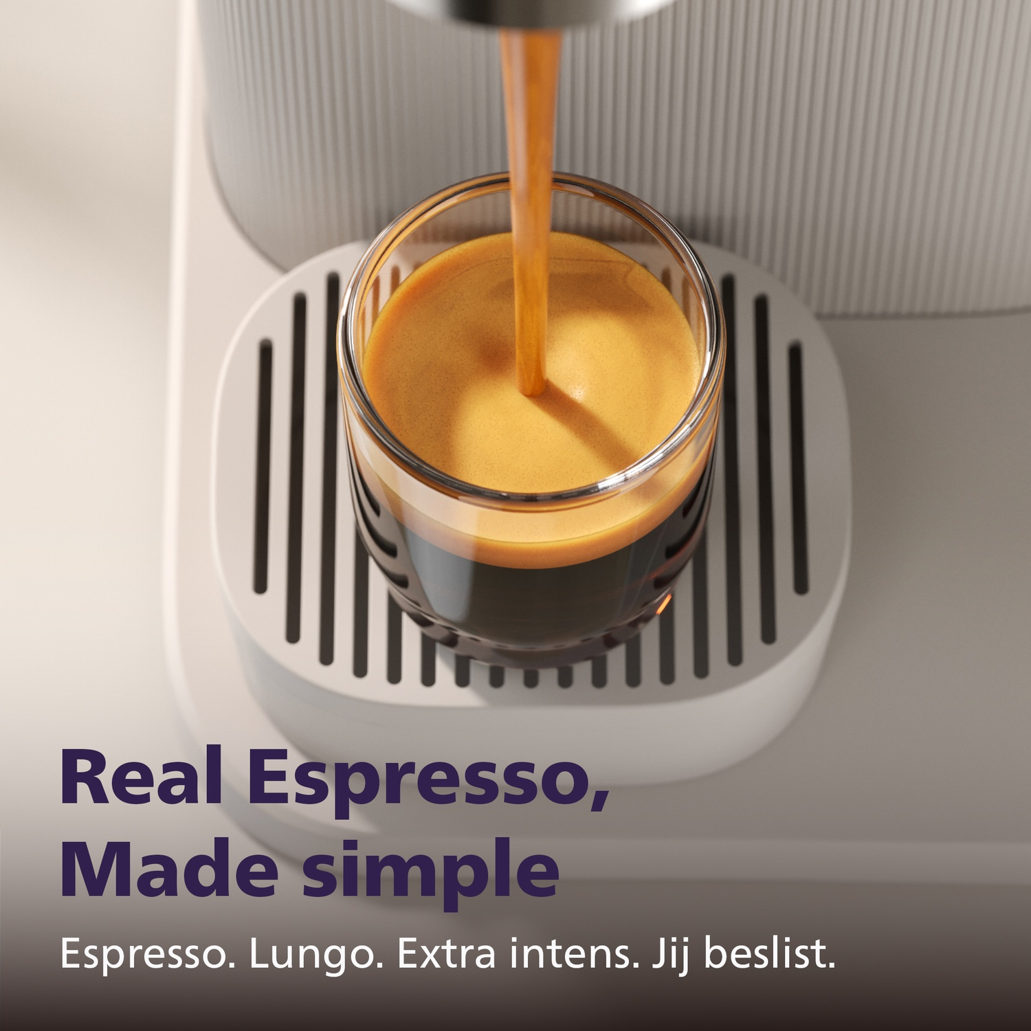 L'espresso coule dans un verre. Real Espresso, Made simple.