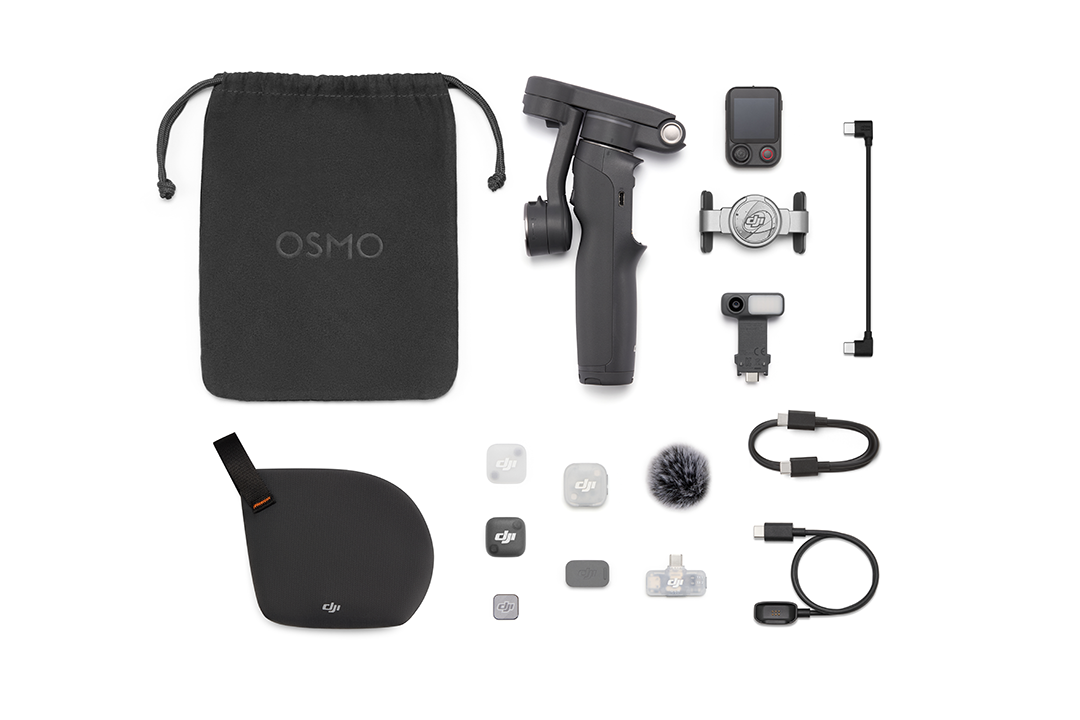 Egy DJI Osmo tartozékkészlet gimballal, táskával, mikrofonnal és kábelekkel fehér háttéren.