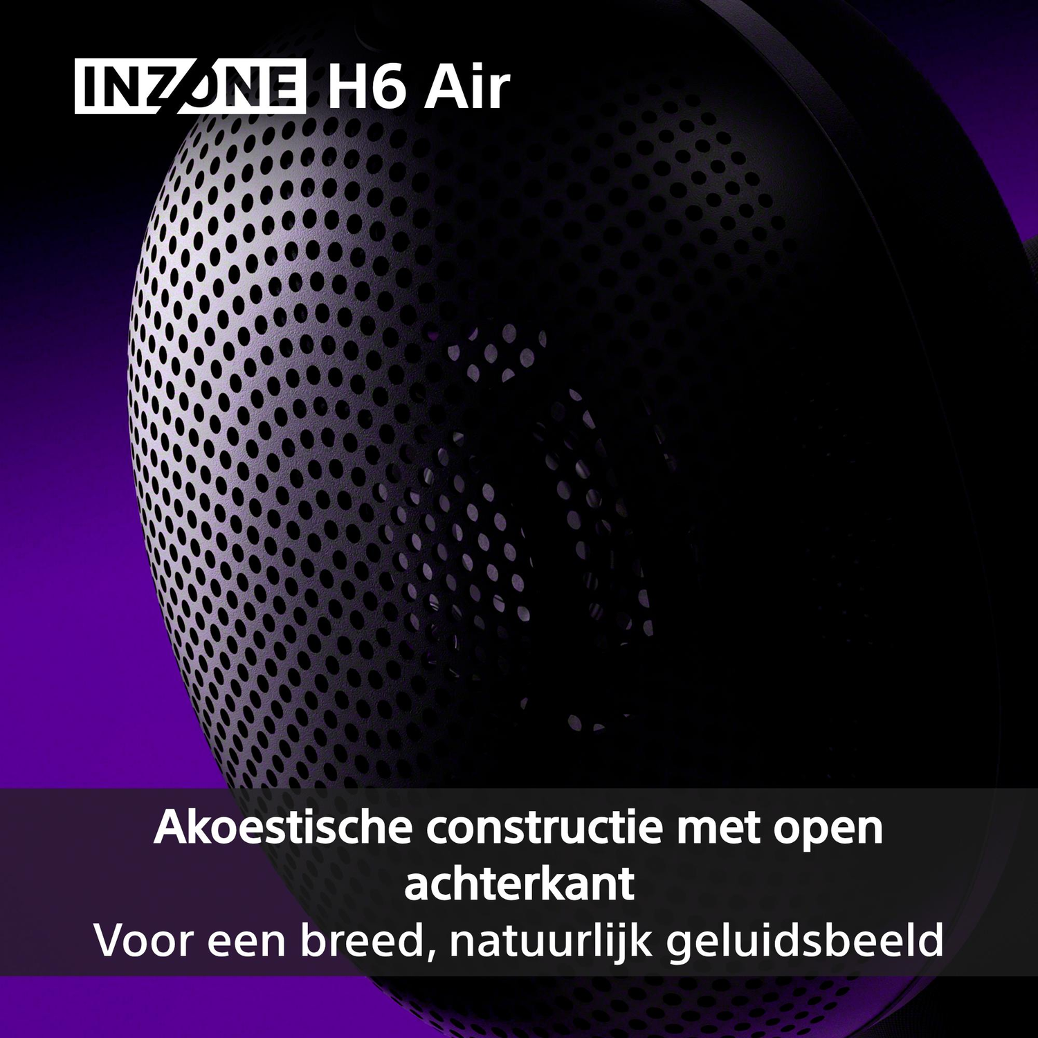 Zwarte koptelefoon met geperforeerde oorschelp en tekst.