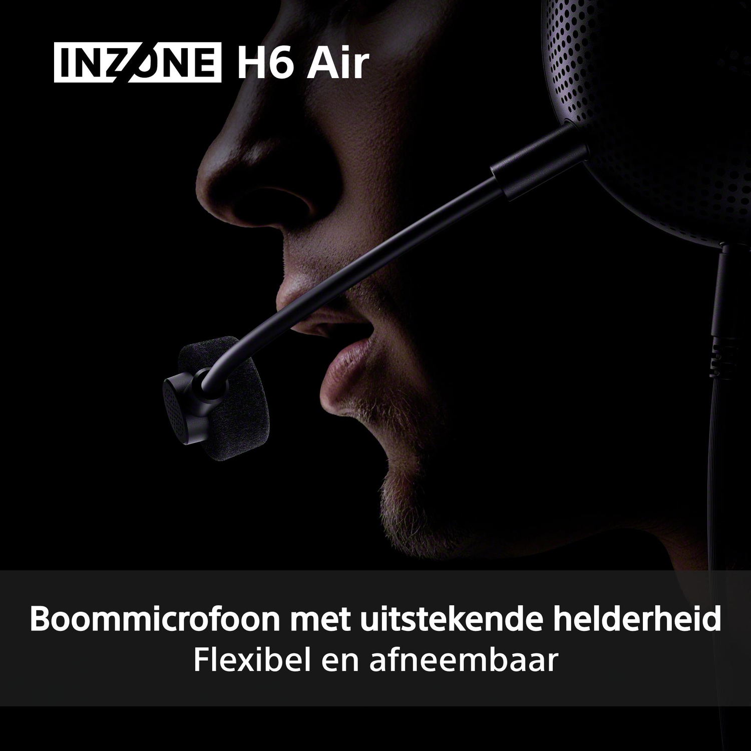 Close-up van een persoon met headset en microfoon. Donkere achtergrond.