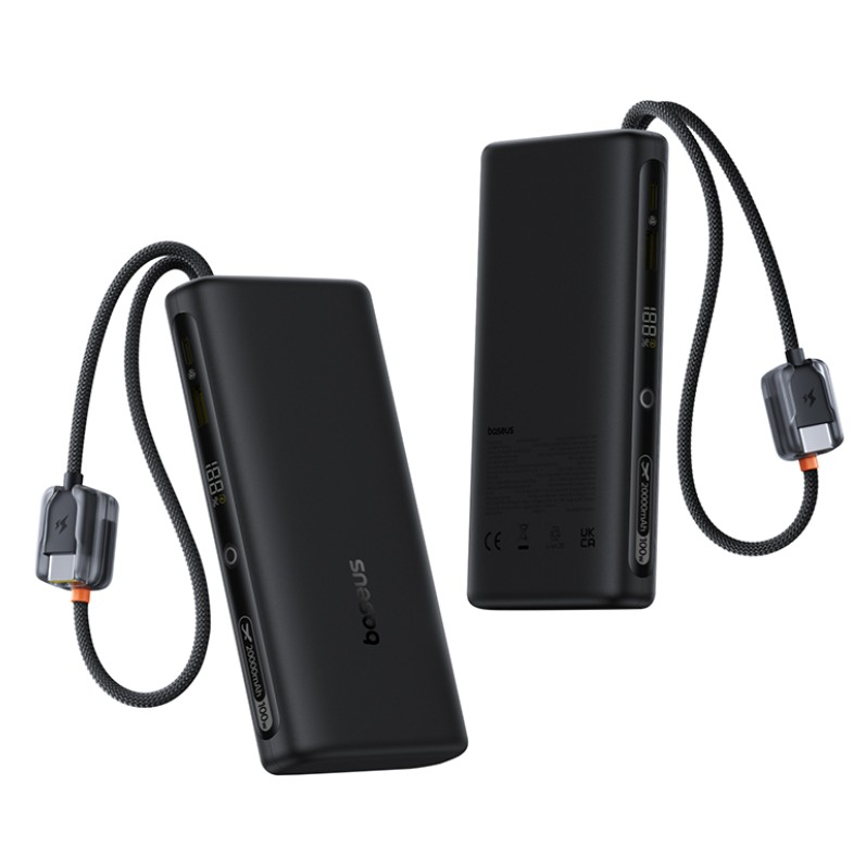 Beyaz arka plan üzerinde kabloları ve şarj göstergesi olan iki siyah powerbank.