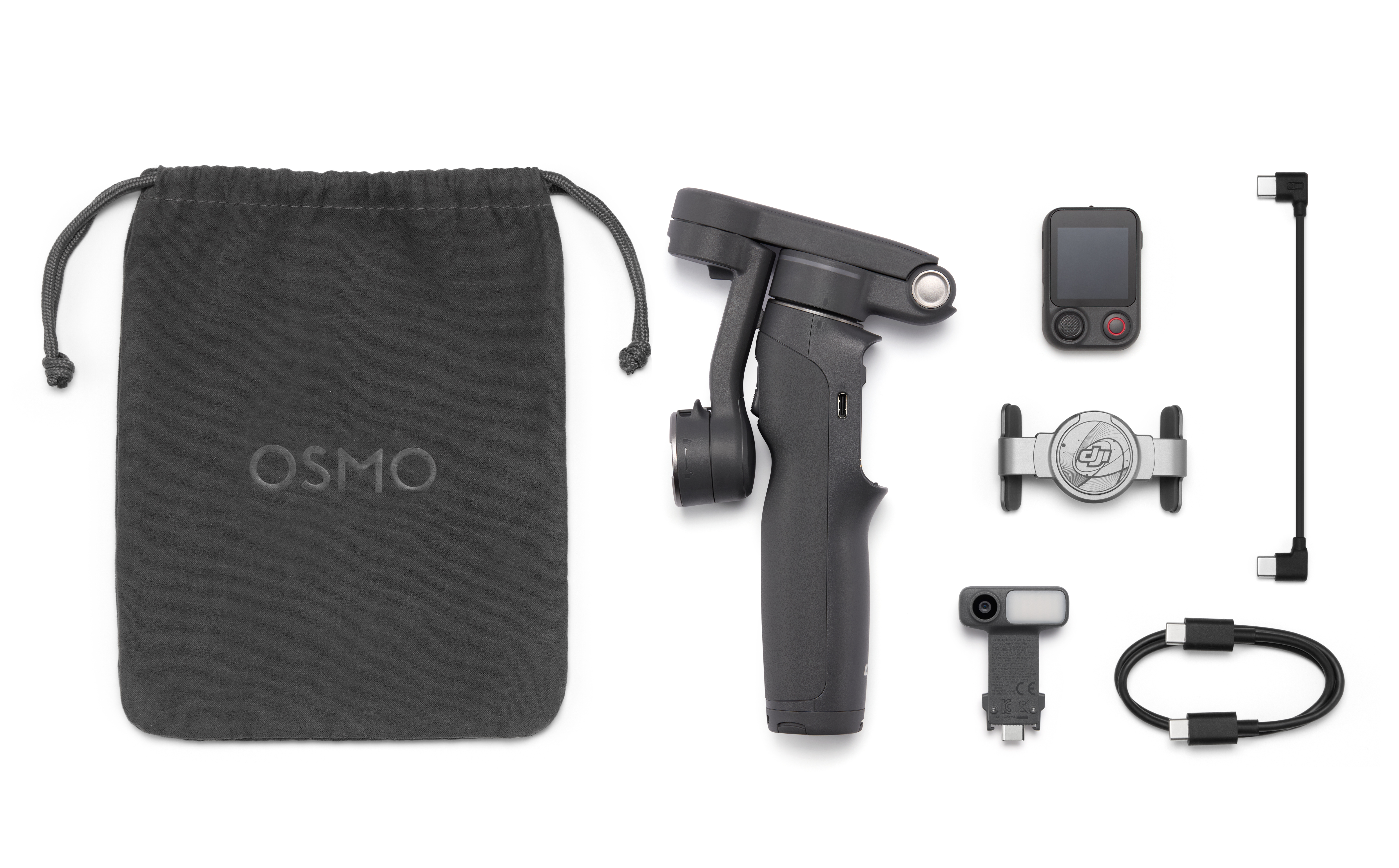 Czarna torba OSMO, gimbal, ekran, adapter i kable na białym tle.