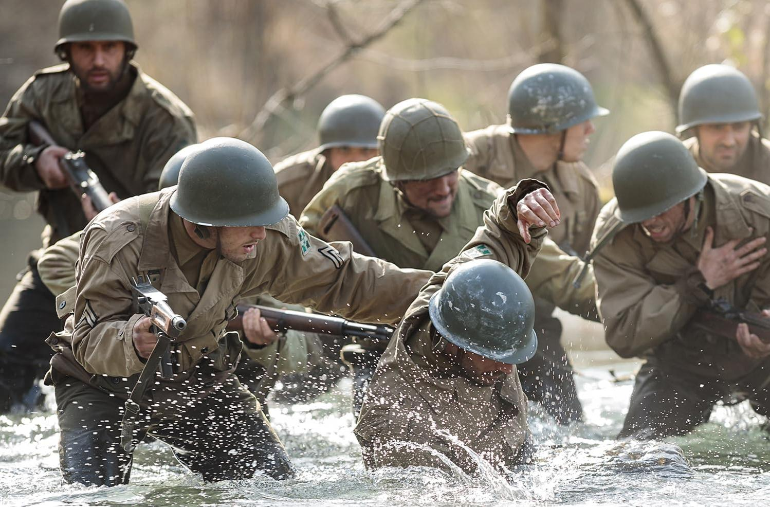 Soldaten in Helmen und Uniformen waten durch Wasser, einige tragen Gewehre. Actionszene.