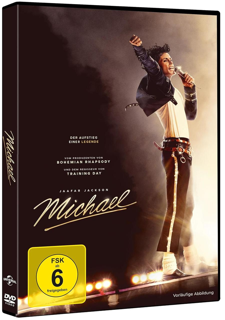 Jafaar Jackson als Michael, singend auf einer Bühne, mit "Michael" DVD-Cover-Logo.