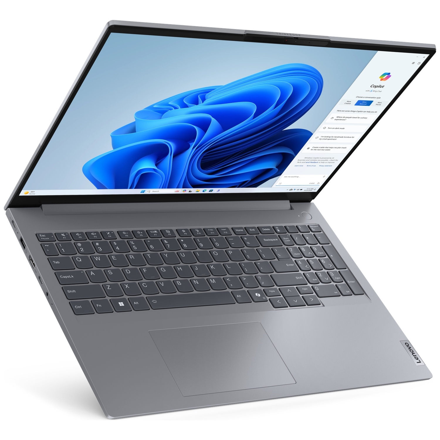 Een zilveren laptop met open scherm, waarop het Windows 11 Copilot-venster wordt weergegeven.