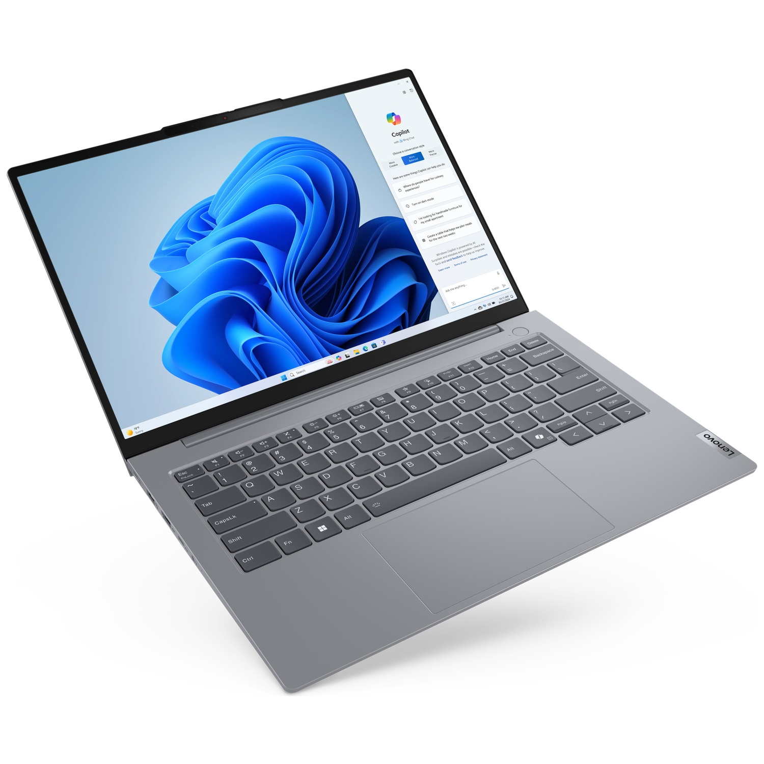 Een grijze Lenovo laptop met het scherm open, waarop Windows en Copilot worden weergegeven.