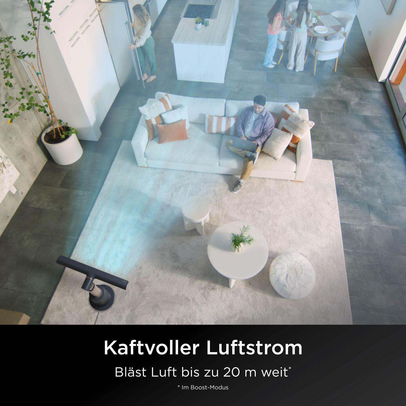 Ein Mann sitzt auf einem Sofa und benutzt einen Laptop. Ein Luftstrom ist sichtbar.