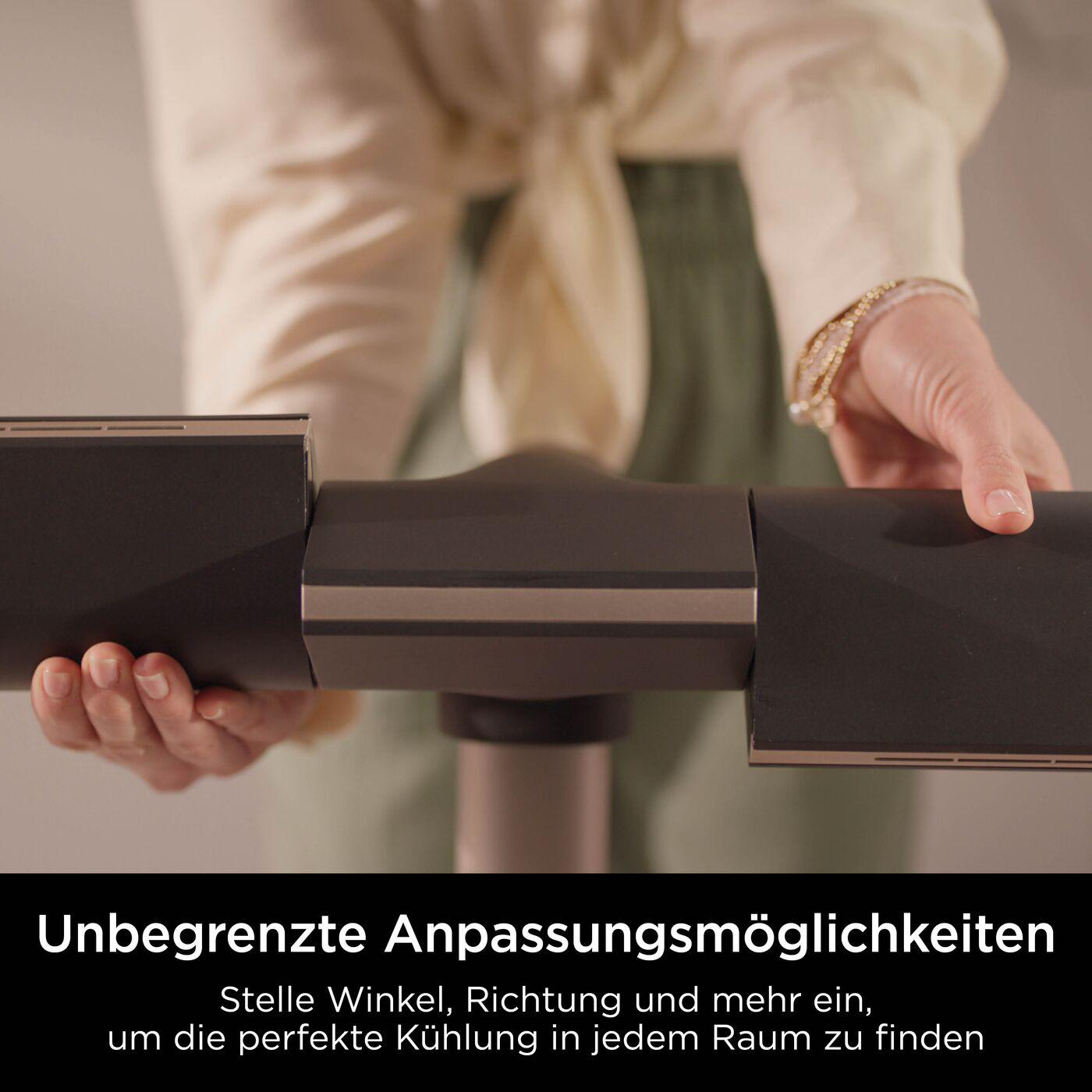 Eine Person passt ein dunkles Gerät an, das aus mehreren Segmenten besteht.