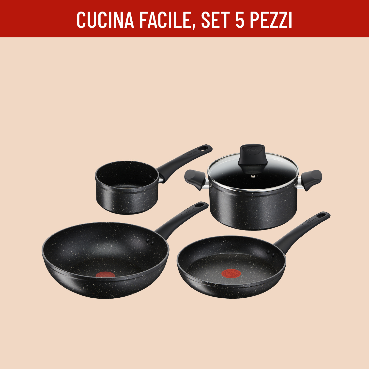 Un set di 4 pentole e padelle antiaderenti nere maculate con loghi rossi.