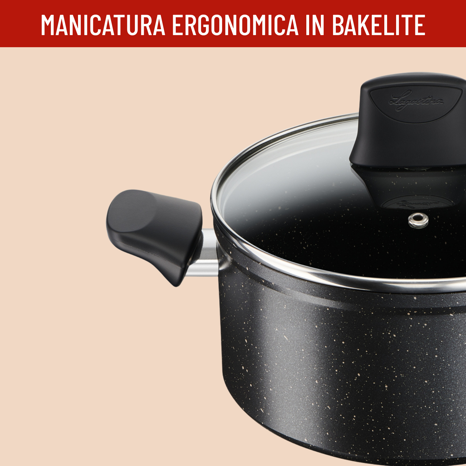 Una pentola nera con coperchio in vetro e manico nero su sfondo chiaro.