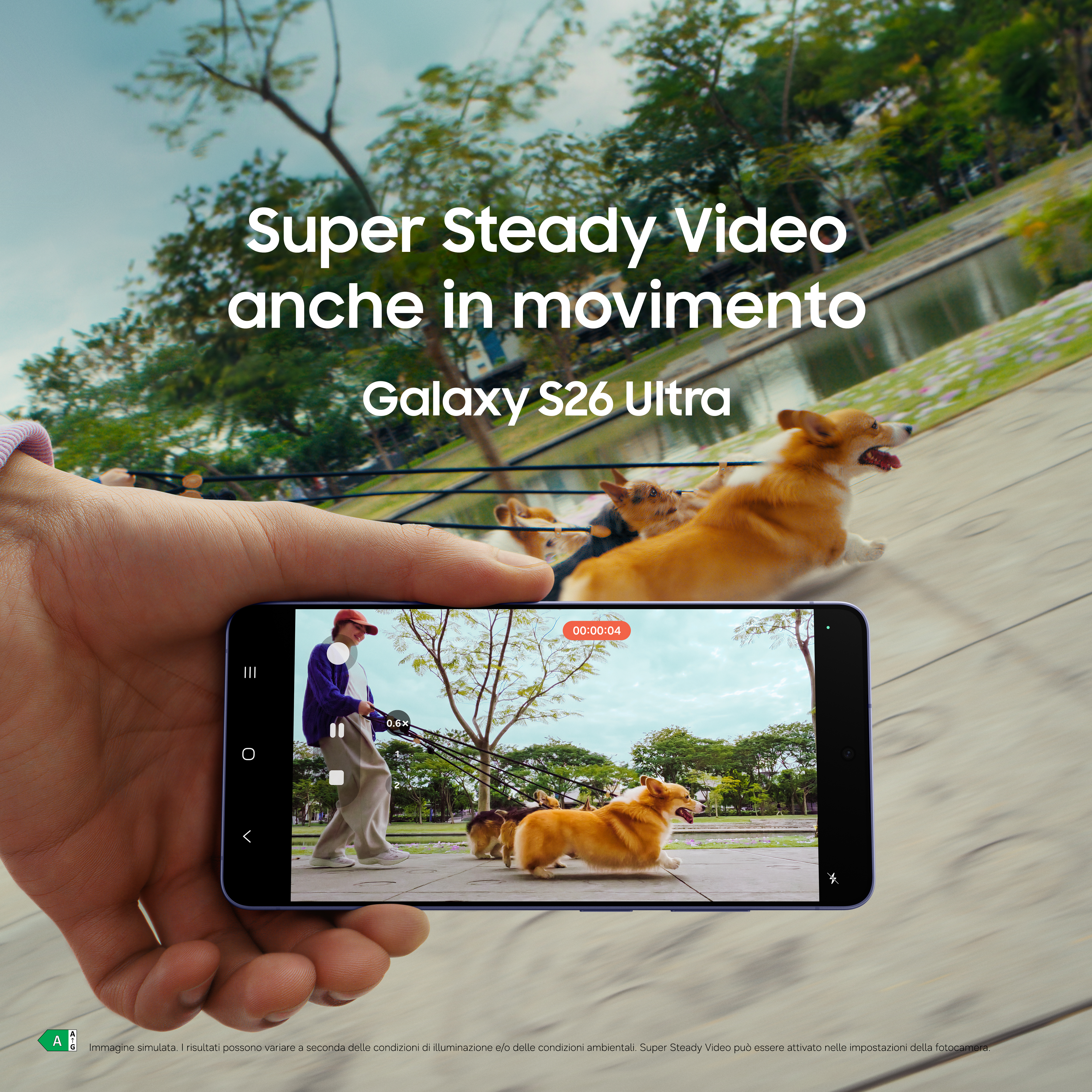 Mano che tiene telefono video cani che passeggiano. Testo: Super Steady Video.