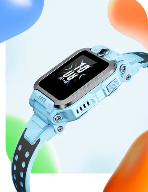 Jasnoniebieski smartwatch z czarno-szarym paskiem. Na ekranie wyświetla się '10 08'.