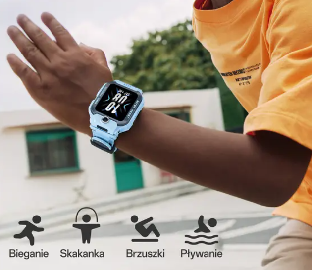 Jasnoniebieski smartwatch na nadgarstku dziecka, z czterema ikonami aktywności poniżej.