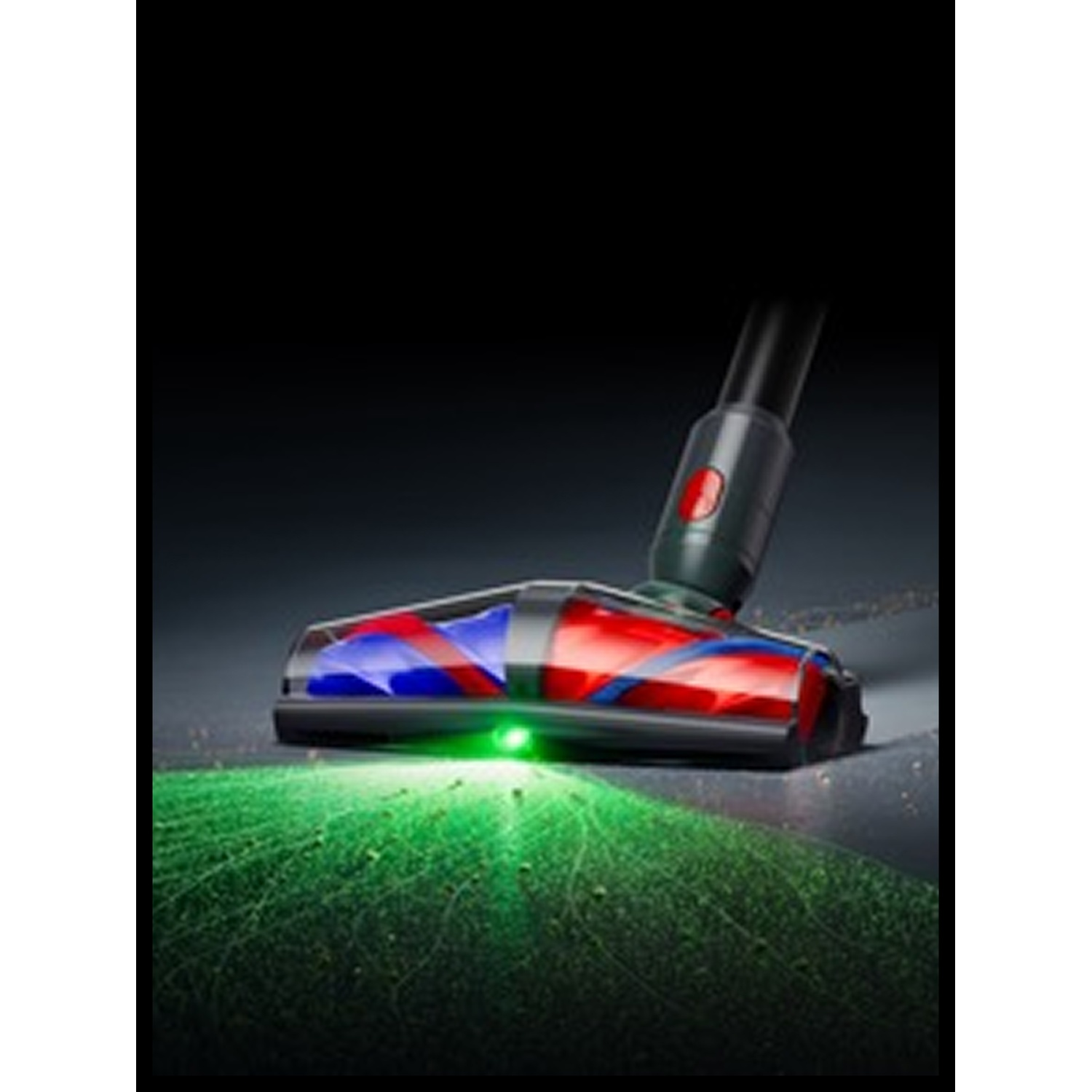 Spazzola aspirapolvere con rullo rosso e blu illumina di verde sul pavimento.
