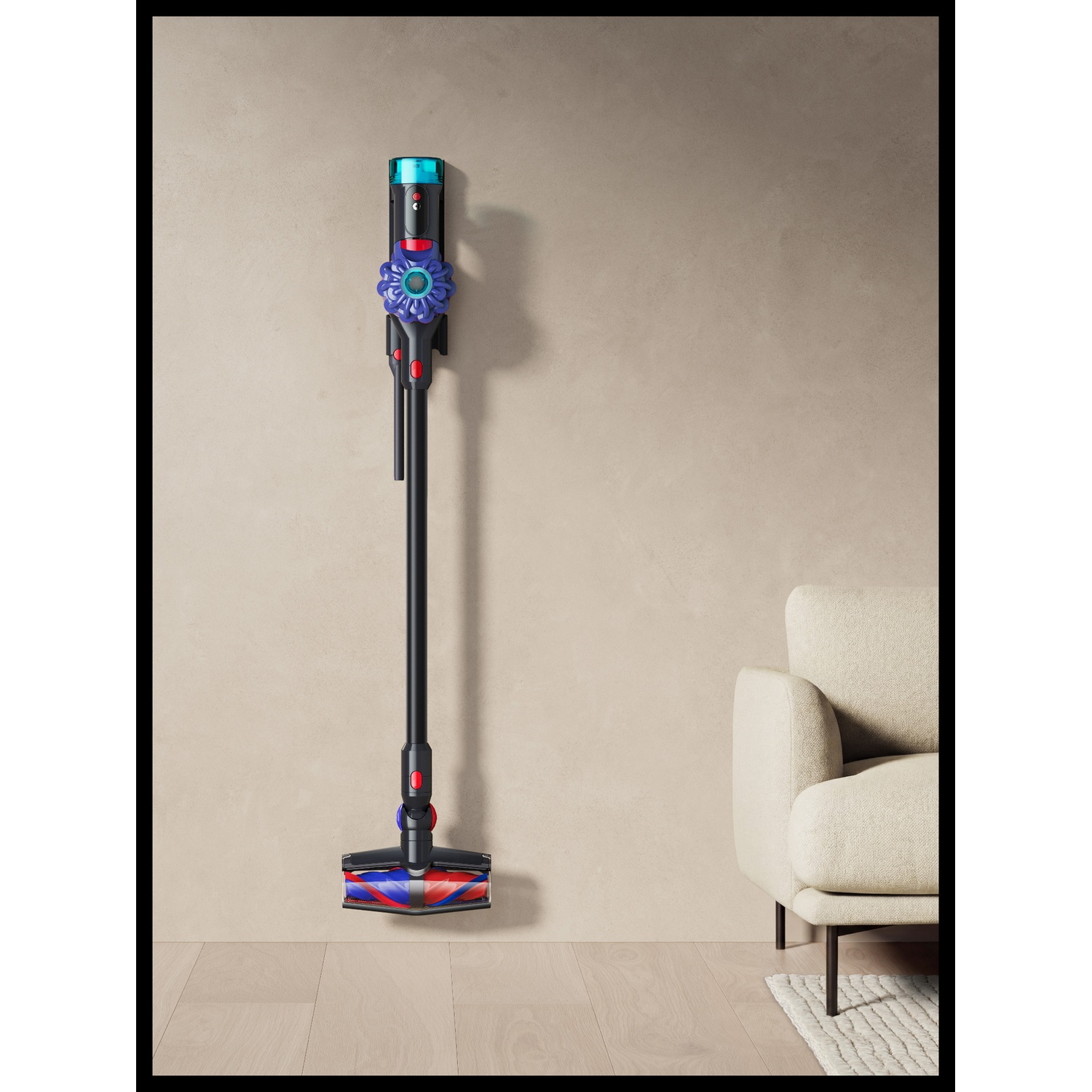 Un aspirapolvere Dyson nero si trova su un pavimento in legno accanto a un divano chiaro.