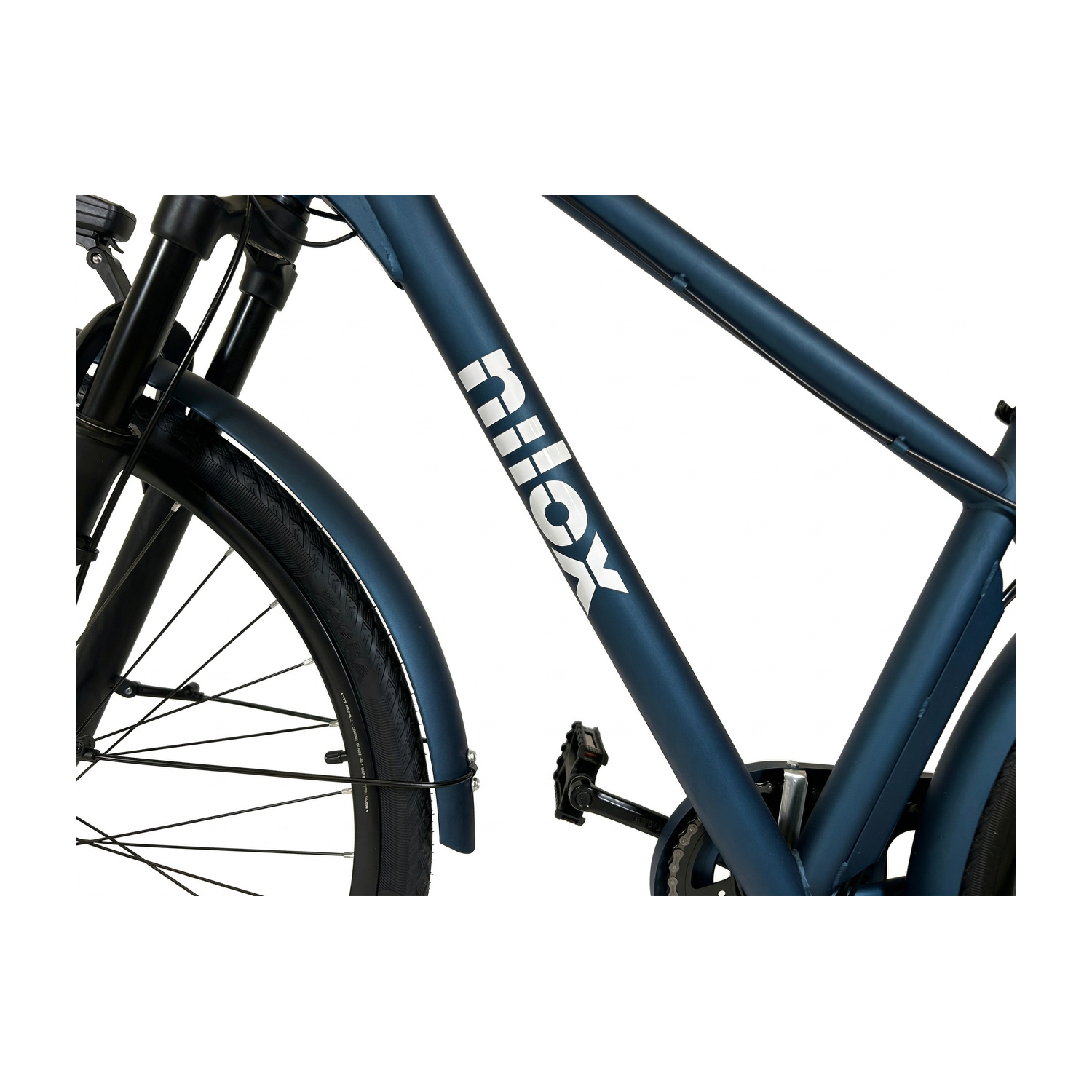 Primo piano di un telaio di bicicletta blu con pedali, catena e ruota.
