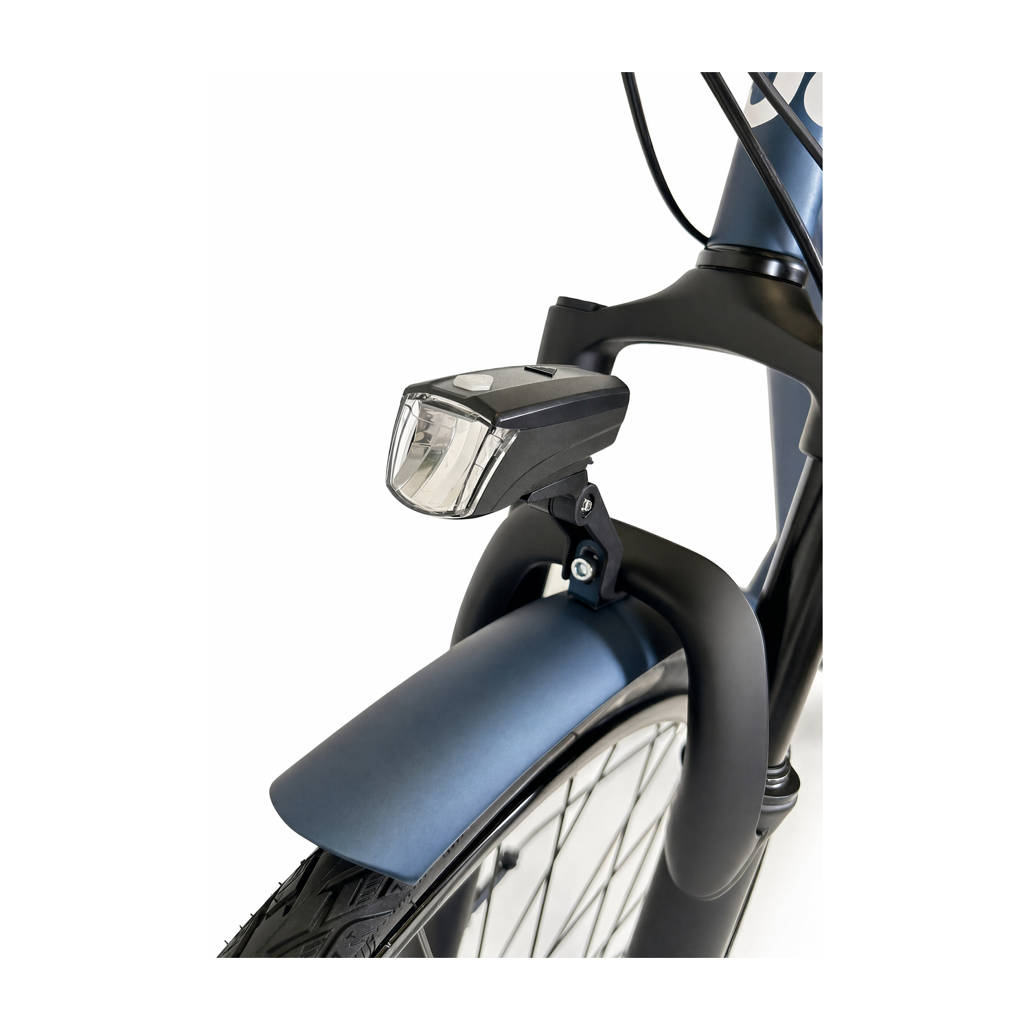 Bicicletta blu scuro con fanale anteriore e parafango neri.