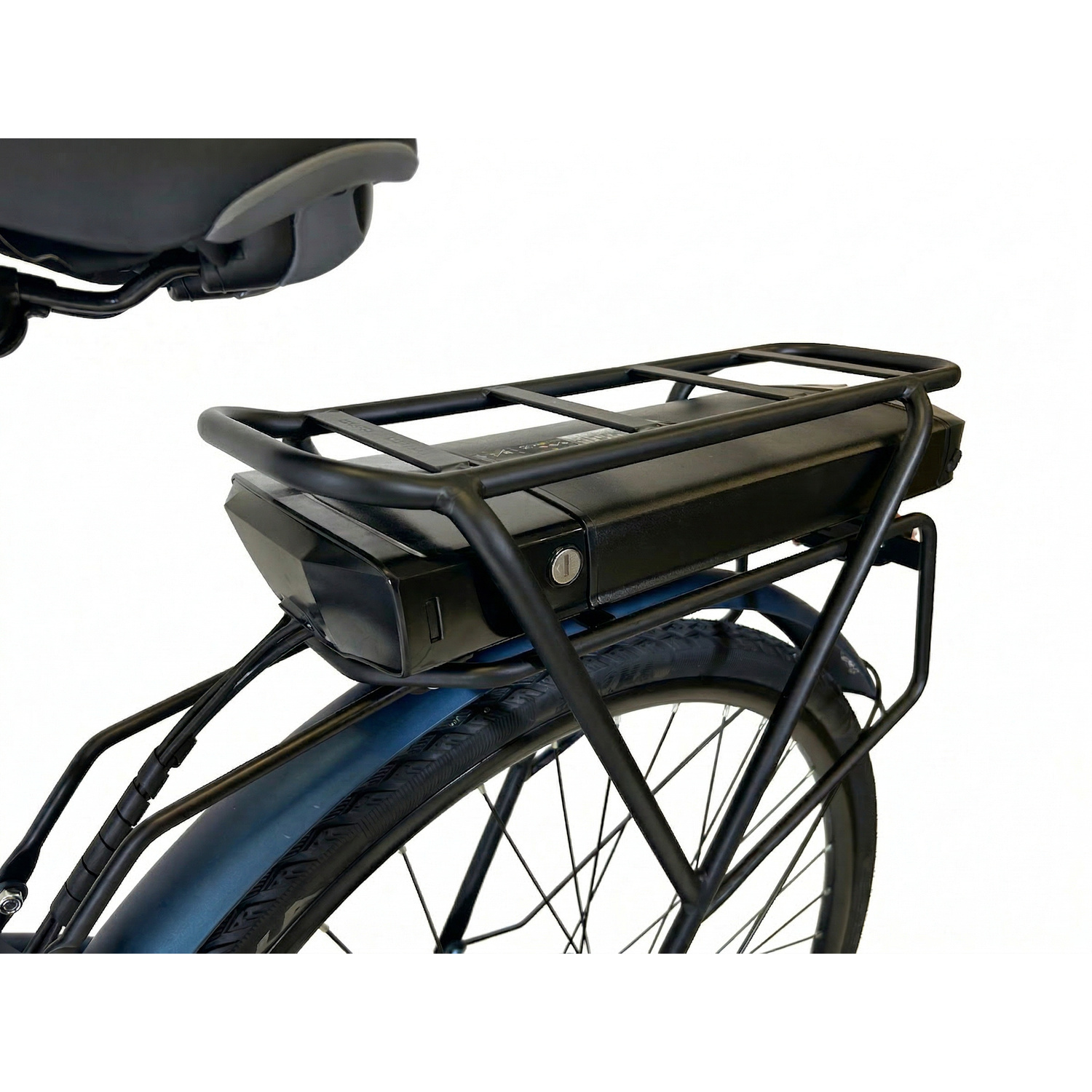 Primo piano della parte posteriore di una bicicletta elettrica, con la batteria sul portapacchi.