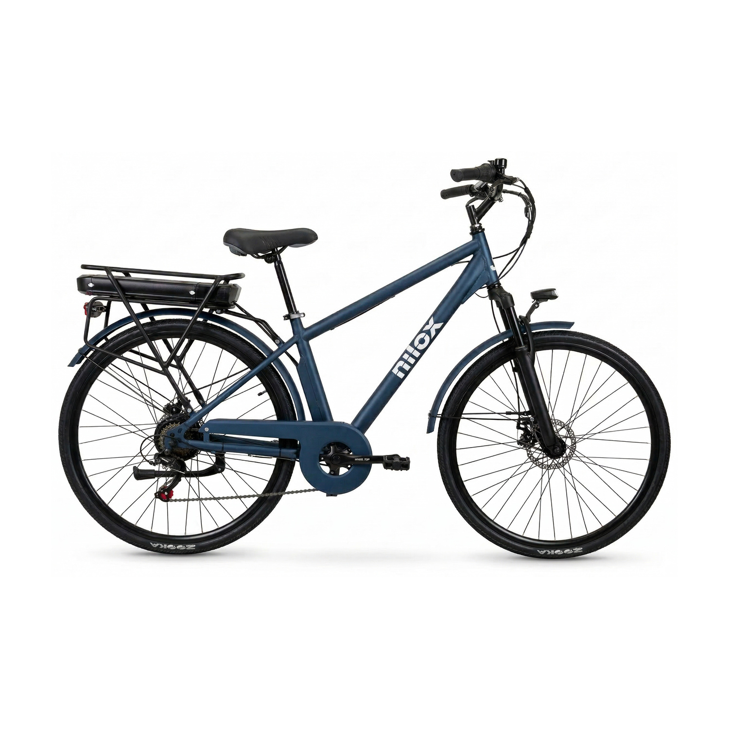 Una e-bike blu scuro con portapacchi e batteria su sfondo bianco.