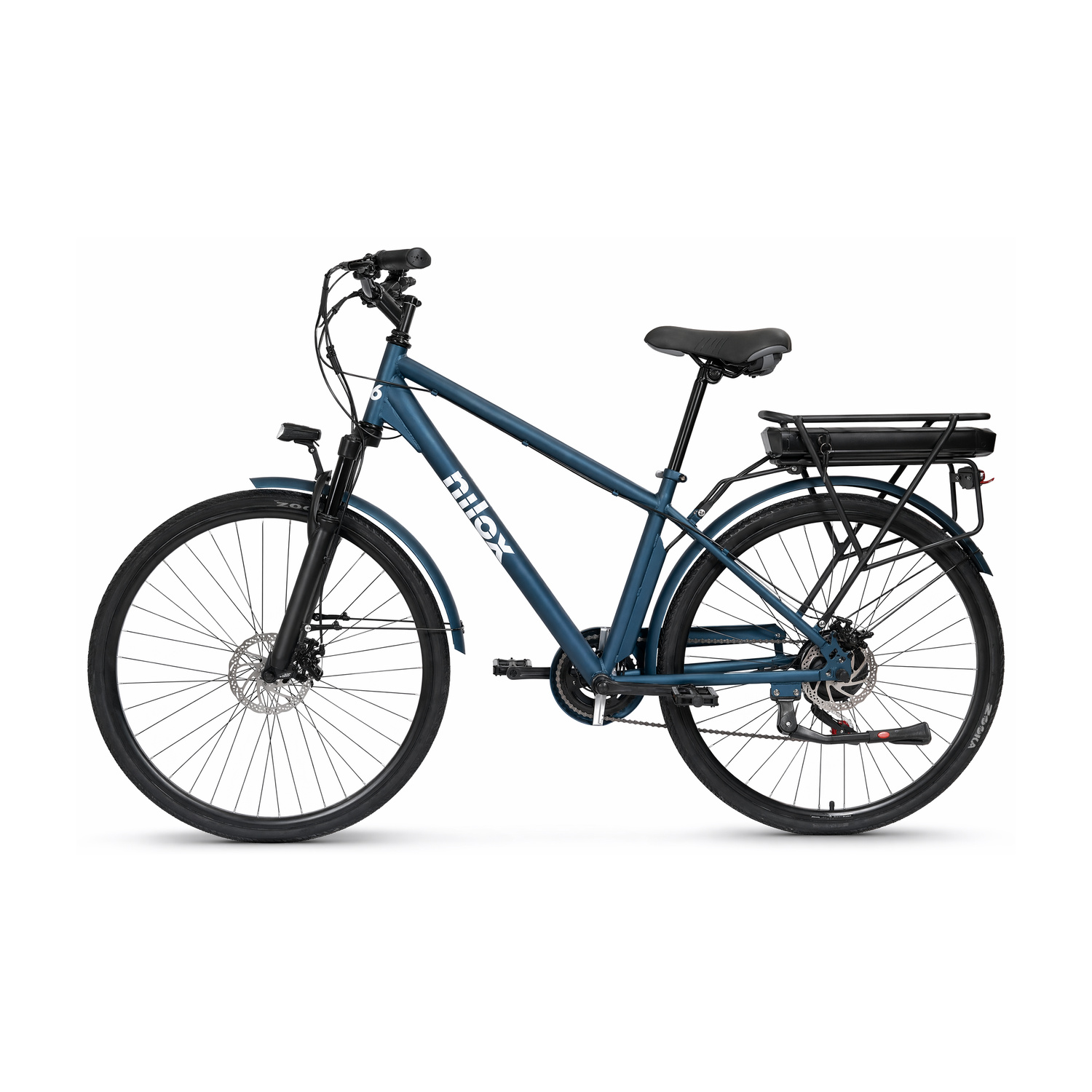 Una e-bike blu con portapacchi e telaio ribassato, su sfondo bianco.