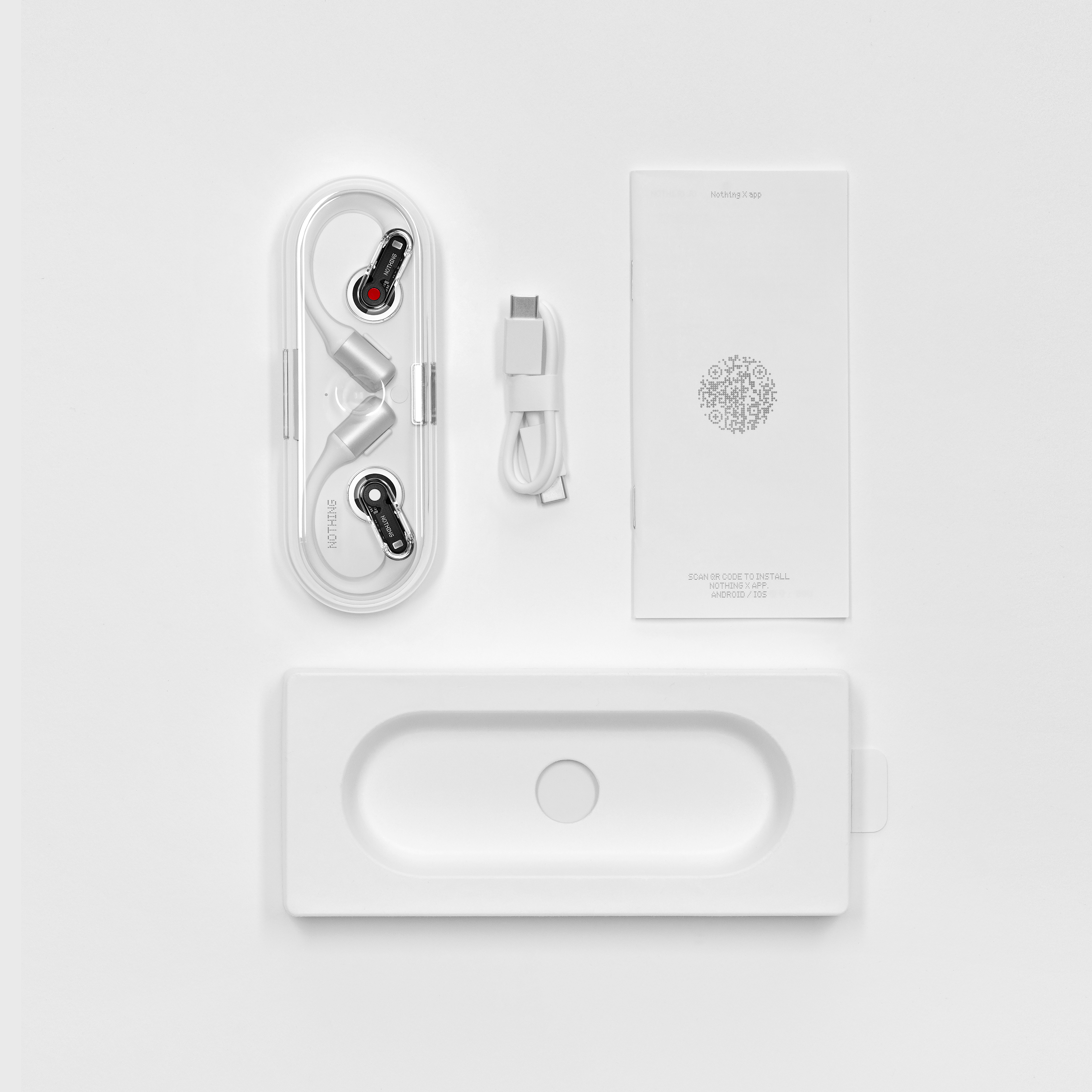Weiße Kopfhörer mit Ladecase, Kabel und Anleitung auf weißem Grund.