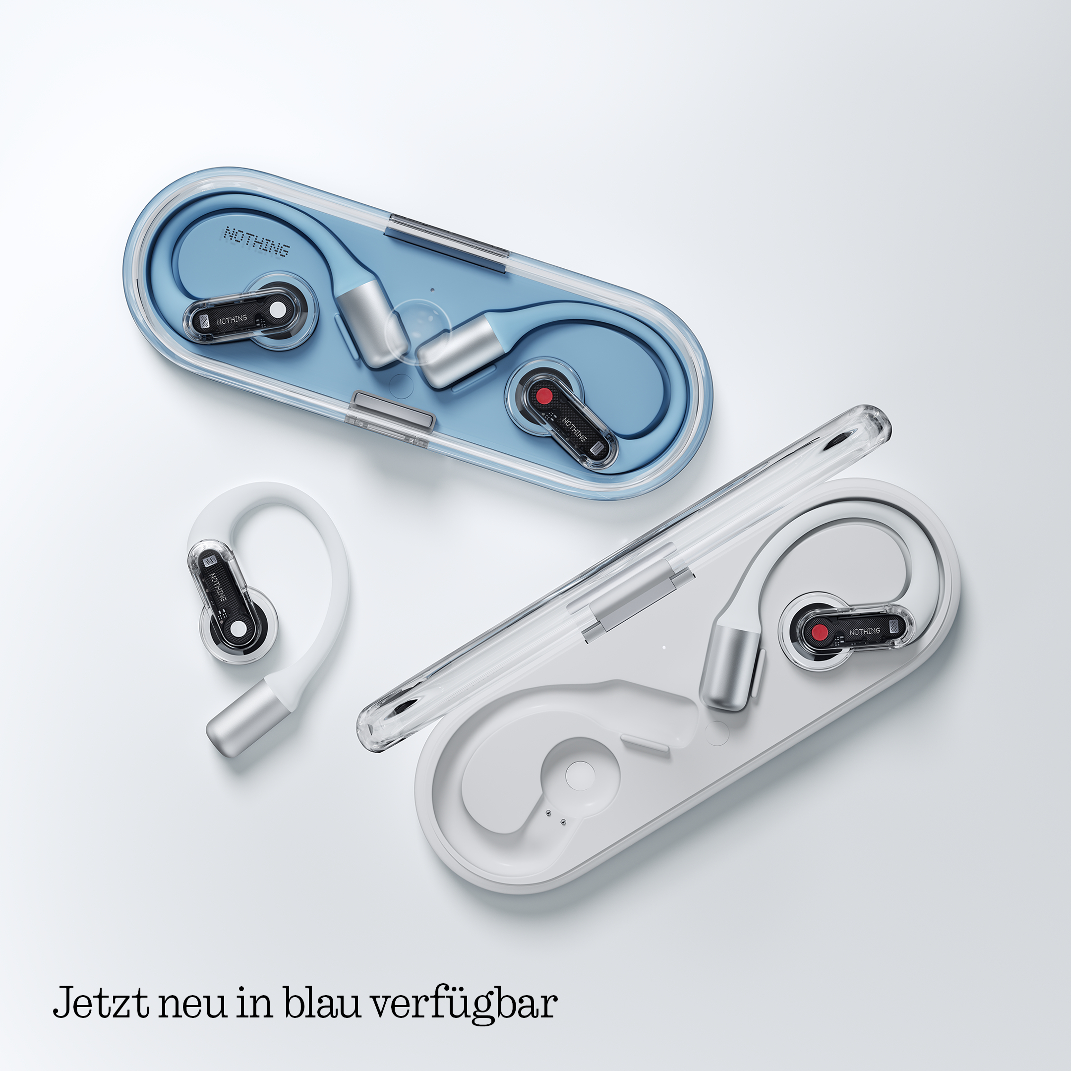 Zwei Paar weiße und blaue Kopfhörer mit Ladeetuis auf weißem Hintergrund.
