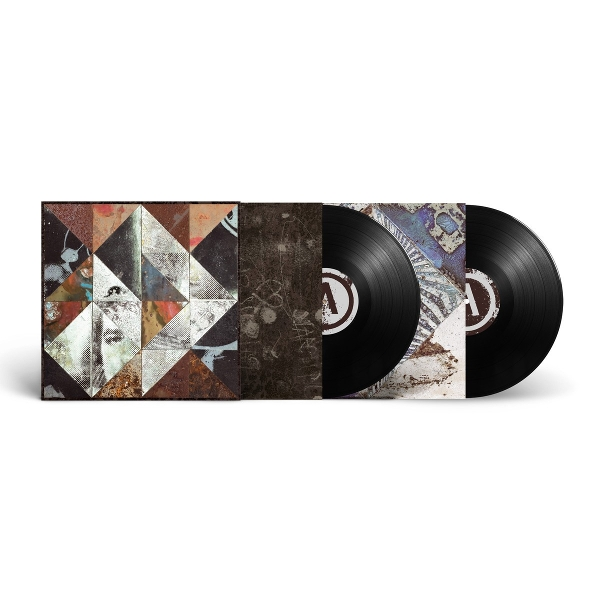 Zwei schwarze Vinyl-Schallplatten mit stilisierten Covern und geometrischem Muster.