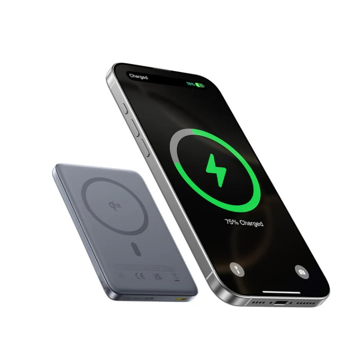 75% şarj gösteren akıllı telefonun yanında gri şarj kılıfı.