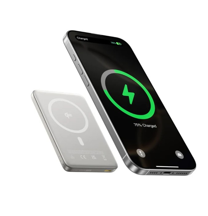 Beyaz bir Qi şarj cihazı, %75 şarj gösteren gri bir iPhone'un yanında duruyor.