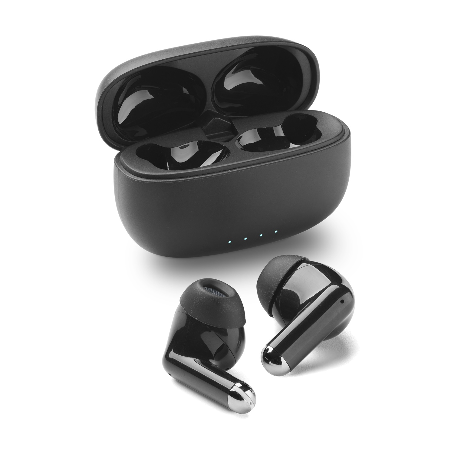 Auricolari wireless neri e la loro custodia di ricarica aperta su sfondo bianco.