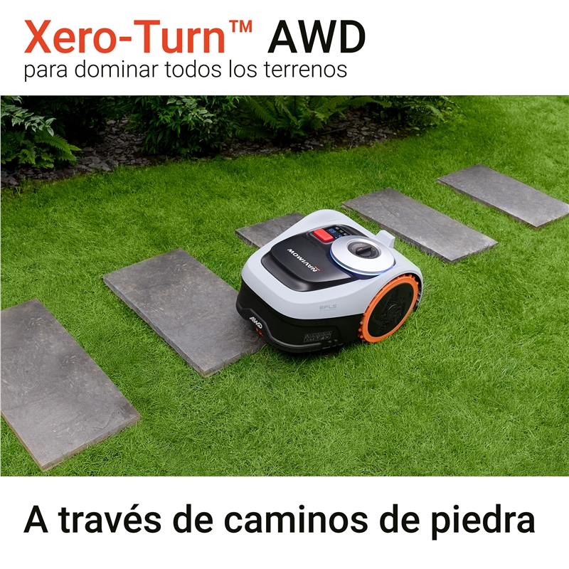 Un robot cortacésped avanza sobre losas de piedra en el césped.